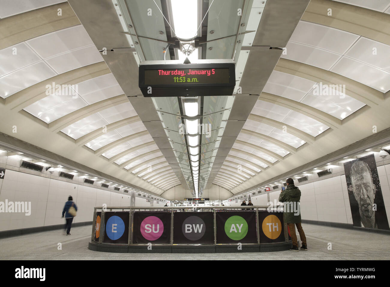 Reisende Spaziergang durch die 86th Street zweite Avenue Subway Station am 5. Januar 2017 in New York City. Der Staat brach Boden auf die erste Phase der Linie im April 2007, obwohl die Bauarbeiten in den vergangenen Jahrzehnten in Chinatown und East Harlem durchgeführt worden war. Die neue U-Bahn Linie offiziell eröffnet am Mittag am Jan. 1, 2017. Foto von John angelillo/UPI Stockfoto