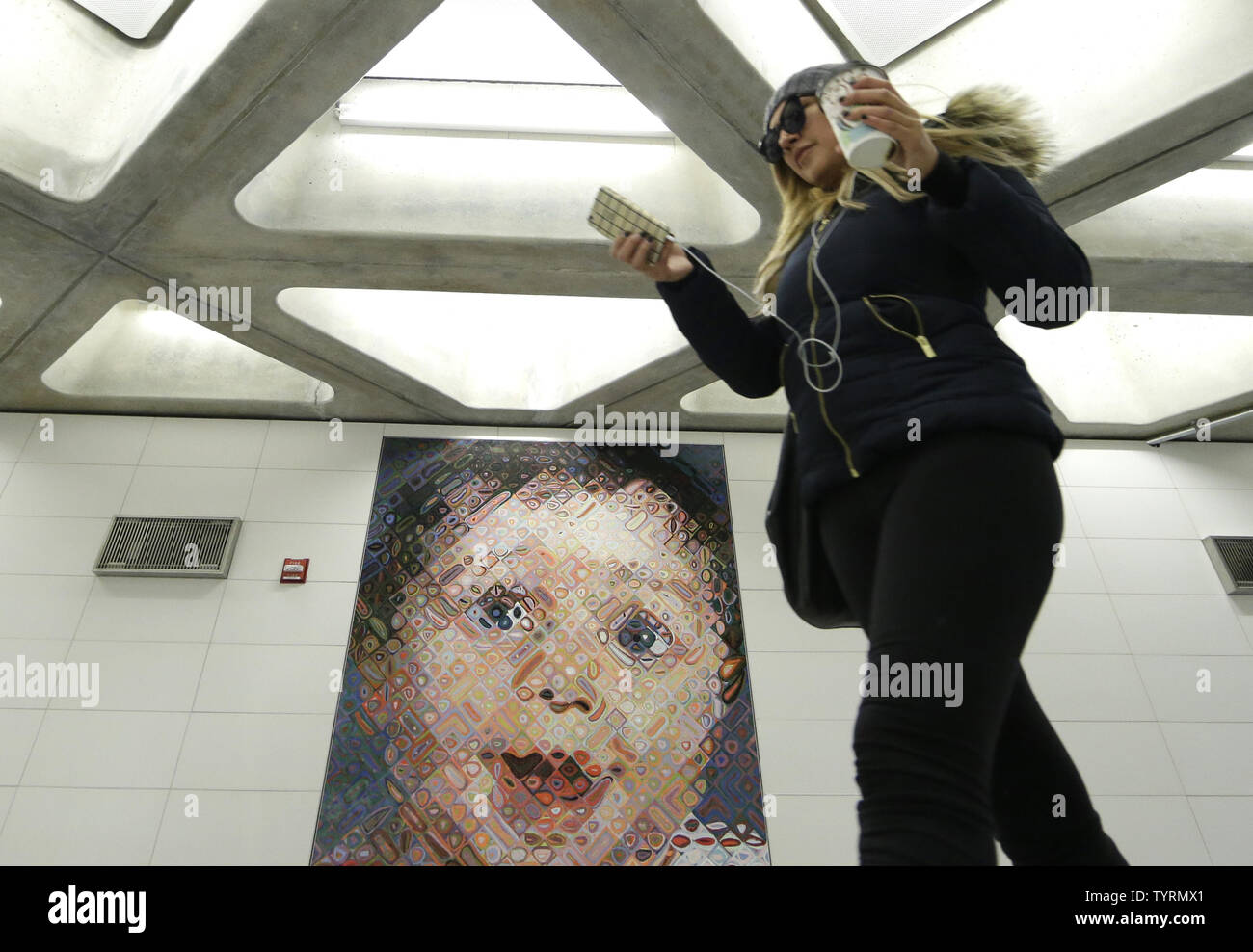 Reisende Spaziergang von Chuck Close, meines Gonzo-Porn Porträts' in der 86th Street zweite Avenue Subway Station am 5. Januar 2017 in New York City. Der Staat brach Boden auf die erste Phase der Linie im April 2007, obwohl die Bauarbeiten in den vergangenen Jahrzehnten in Chinatown und East Harlem durchgeführt worden war. Die neue U-Bahn Linie offiziell eröffnet am Mittag am Jan. 1, 2017. Foto von John angelillo/UPI Stockfoto