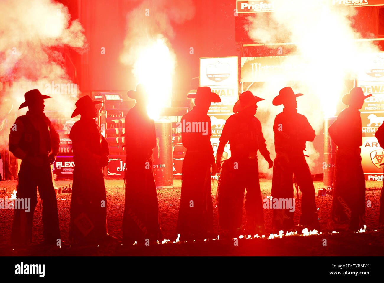 Professional Bull Riders eingeführt werden, bevor sie an der Professional Bull Riders Monster Energy Dollar weg im Madison Square Garden treten am 8. Januar 2017 in New York City. Jess Lockwood gewann Monster Energy Dollar weg mit insgesamt 860 Veranstaltung Punkte. Foto von John angelillo/UPI Stockfoto