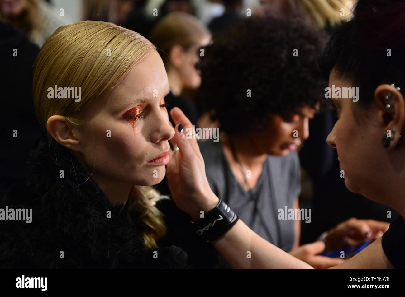 Ein Modell bekommt ihr Make-up backstage kurz vor der Christlichen Siriano fashion show in New York Fashion Week: Das Plaza Hotel am 11. Februar 2017 in New York City. Foto von Andrea Hanks/UPI Stockfoto