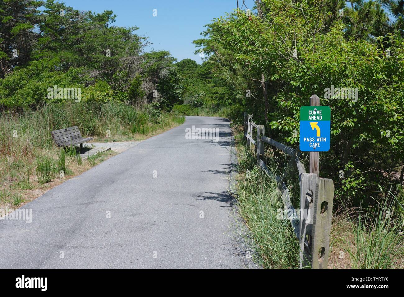 'Kurve voraus, Pass mit Sorgfalt" auf einem Radweg. Stockfoto