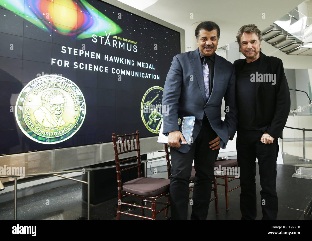 Wissenschaftler Dr. Neil deGrasse Tyson und Musiker Jean-Michel Jarre stand auf der Bühne bei einer Pressekonferenz die Gewinner des 2017 Stephen Hawking Medaille im Amerikanischen Museum für Naturgeschichte Rose Mitte für Erde und Weltraum am 5. Juni 2017 in New York City. Die renommierte Stephen Hawking Medaille würdigt die herausragenden Beiträge zur Wissenschaft Kommunikation und Sensibilisierung der Öffentlichkeit durch verschiedene Disziplinen wie Wissenschaft, Bildung, Musik, Kunst und Film. Zum ersten Mal wird die Medaille zu einem US-Wissenschaftler verliehen wird, Dr. Neil deGrasse Tyson. Foto von John angelillo/UPI Stockfoto