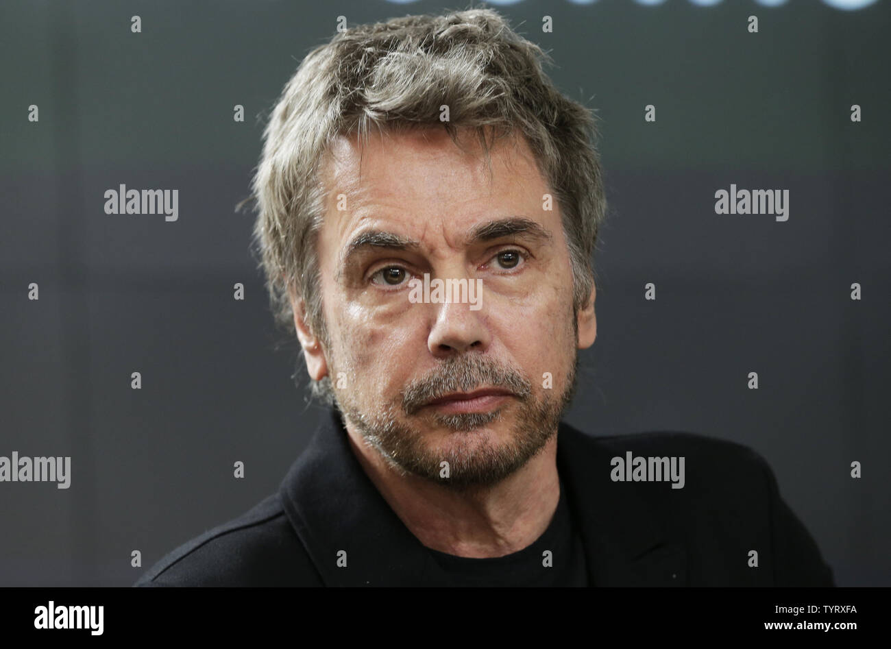 Musiker Jean-Michel Jarre sitzt auf der Bühne in einer Pressekonferenz die Gewinner des 2017 Stephen Hawking Medaille im Amerikanischen Museum für Naturgeschichte Rose Mitte für Erde und Weltraum am 5. Juni 2017 in New York City. Die renommierte Stephen Hawking Medaille würdigt die herausragenden Beiträge zur Wissenschaft Kommunikation und Sensibilisierung der Öffentlichkeit durch verschiedene Disziplinen wie Wissenschaft, Bildung, Musik, Kunst und Film. Zum ersten Mal wird die Medaille zu einem US-Wissenschaftler verliehen wird, Dr. Neil deGrasse Tyson. Foto von John angelillo/UPI Stockfoto