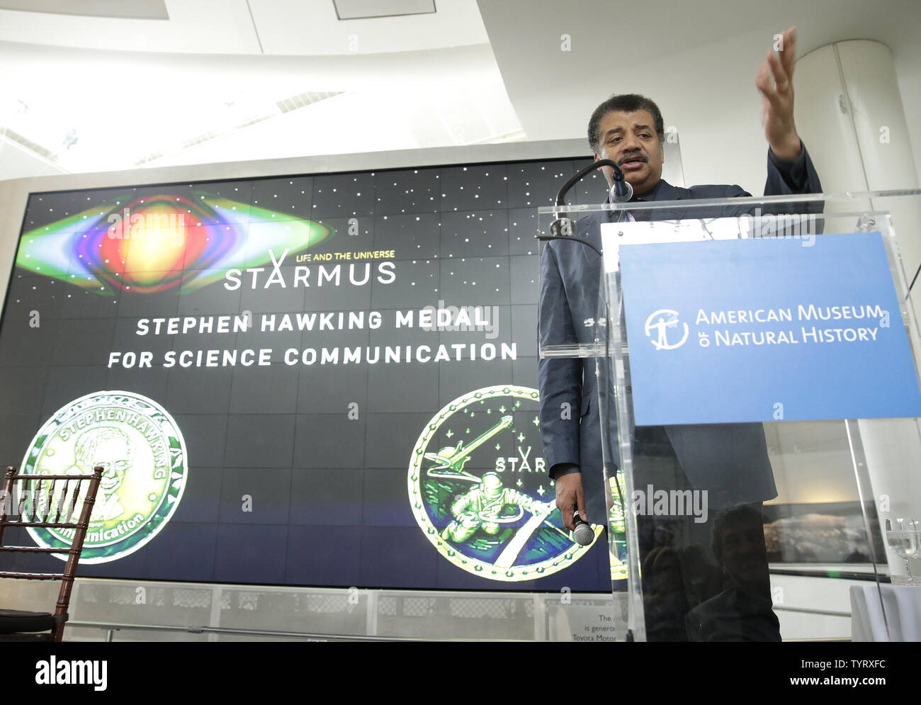 Wissenschaftler Dr. Neil deGrasse Tyson spricht auf einer Pressekonferenz die Gewinner des 2017 Stephen Hawking Medaille im Amerikanischen Museum für Naturgeschichte Rose Mitte für Erde und Weltraum am 5. Juni 2017 in New York City. Die renommierte Stephen Hawking Medaille würdigt die herausragenden Beiträge zur Wissenschaft Kommunikation und Sensibilisierung der Öffentlichkeit durch verschiedene Disziplinen wie Wissenschaft, Bildung, Musik, Kunst und Film. Zum ersten Mal wird die Medaille zu einem US-Wissenschaftler verliehen wird, Dr. Neil deGrasse Tyson. Foto von John angelillo/UPI Stockfoto