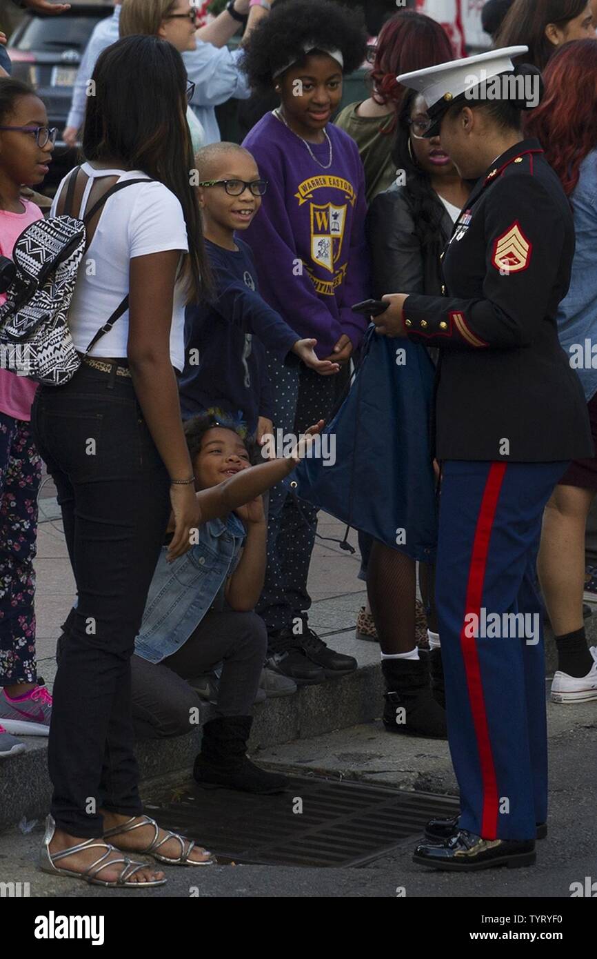 Staff Sergeant Felicia M. Tanksley, personalvermittler von der Rekrutierung der Unterstation New Orleans, Interaktion mit dem Publikum während der 2016 Bayou Classic Thanksgiving Parade. Die Bayou Classic ist die jährliche für Lüfter Serie Veranstaltungen und die Rivalität Fußballspiel zwischen der südlichen Universität und Grambling State University hielt die Woche der Danksagung. Stockfoto