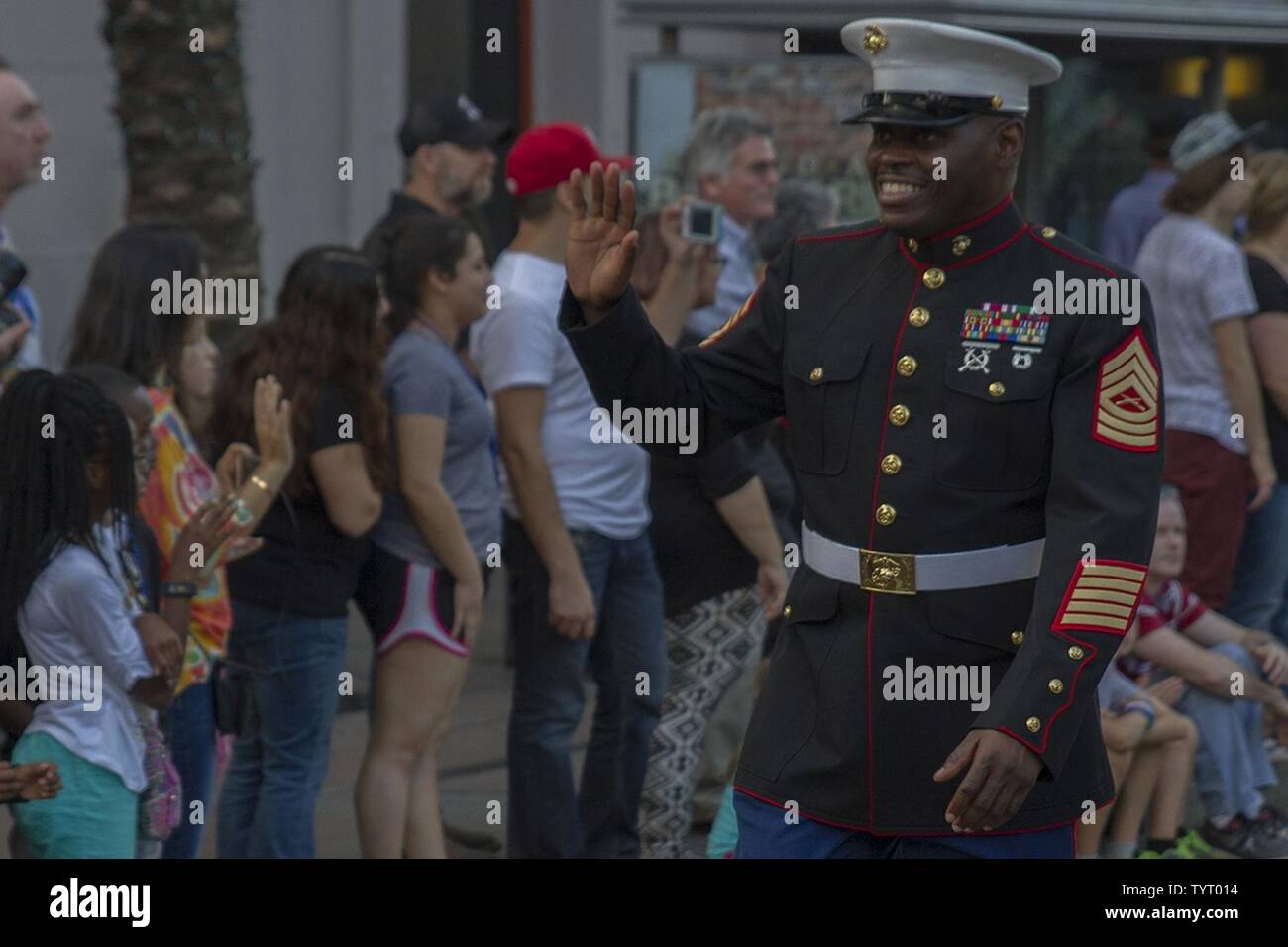 Master Sergeant Damian Cason, Marine Corps Recruiting Befehl Vielfalt Chief, Wellen, die auf der Masse während des Bayou Classic Thanksgiving Parade Nov. 24, 2016. Die Bayou Classic ist die jährliche für Lüfter Serie Veranstaltungen und die Rivalität Fußballspiel zwischen der südlichen Universität und Grambling State University hielt die Woche der Danksagung. Stockfoto