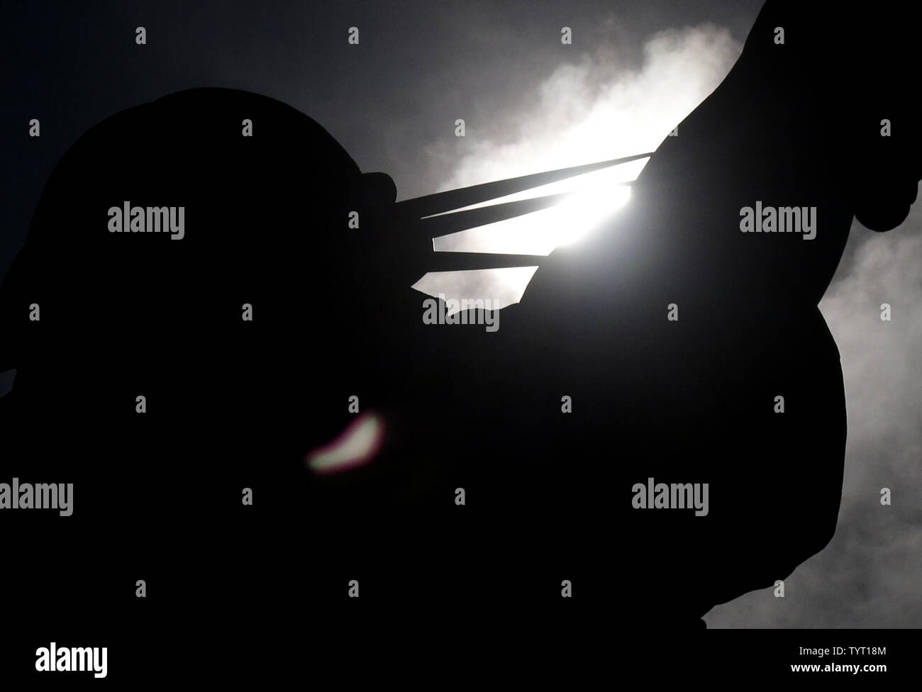 Die Sonne guckt durch die Krone der Freiheitsstatue auf Liberty Island am 21. August 2017 in New York City. Heute ist die lange erwartete Sonnenfinsternis wird der Himmel von Oregon verdunkeln in South Carolina wie der Mond zwischen Erde und Sonne. Das letzte Mal die aneinandergrenzenden Staaten der USA sah eine totale Sonnenfinsternis 1979 war, und der nächste nicht bis 2024. Foto von John angelillo/UPI Stockfoto