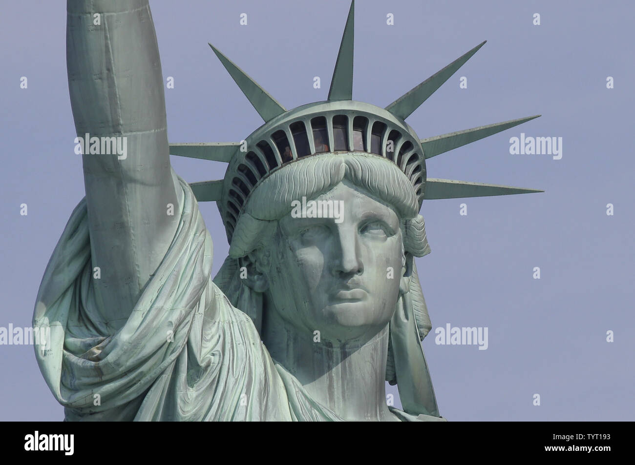 Die Freiheitsstatue steht auf Liberty Island am 21. August 2017 in New York City. Heute ist die lange erwartete Sonnenfinsternis wird der Himmel von Oregon verdunkeln in South Carolina wie der Mond zwischen Erde und Sonne. Das letzte Mal die aneinandergrenzenden Staaten der USA sah eine totale Sonnenfinsternis 1979 war, und der nächste nicht bis 2024. Foto von John angelillo/UPI Stockfoto