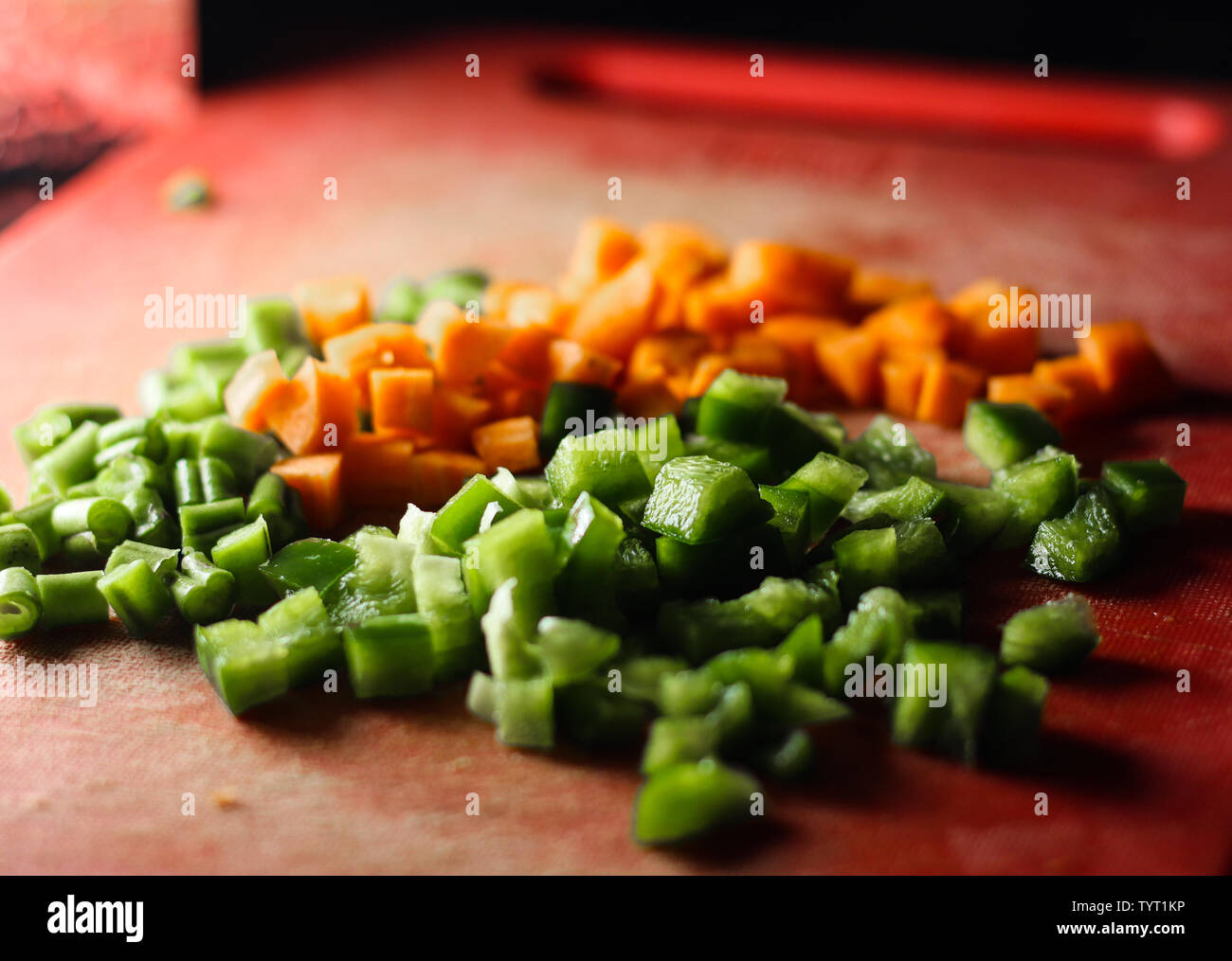 Paprika Und Karotten In Kleine Stucke Schneiden Fein Gehackt Gemuse Auf Einem Schneidebrett Stockfotografie Alamy