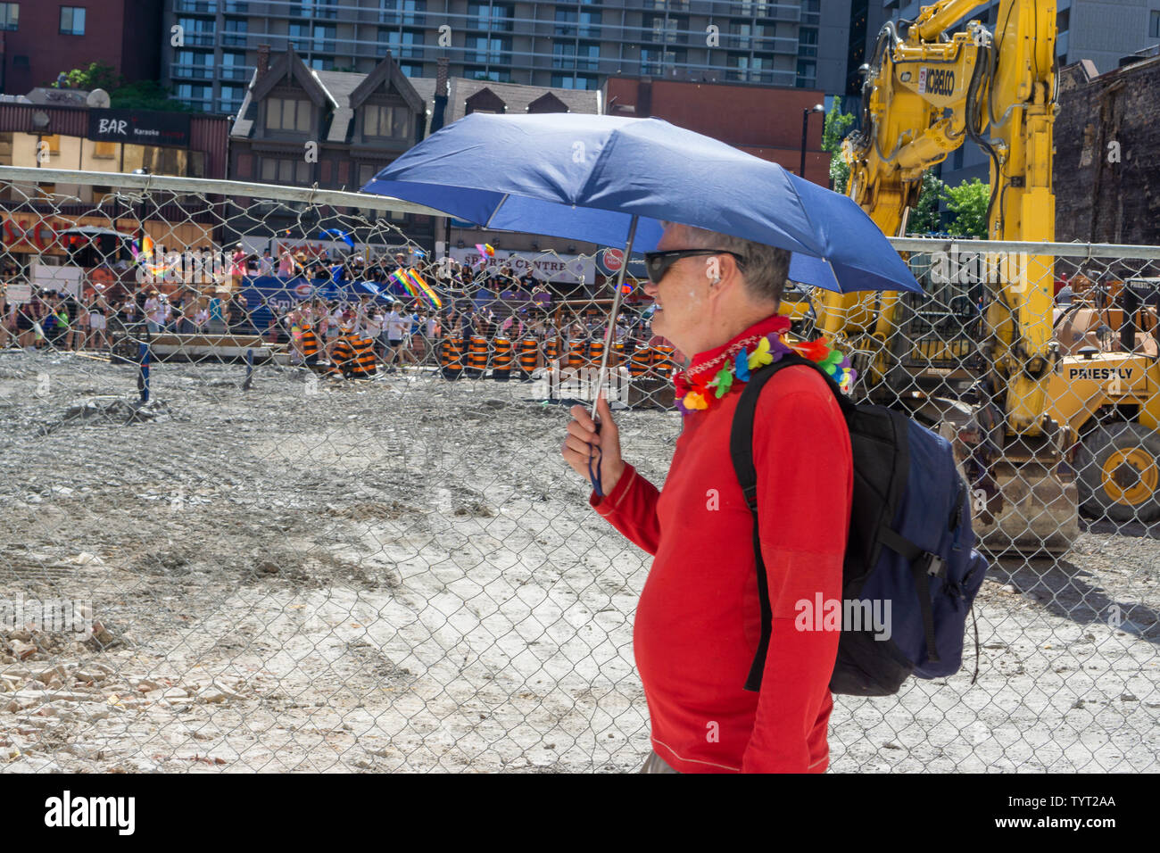 Stolz Teilnehmer von riesigen Menschenmengen sporting Regenbogen Farben Downtown Toronto lebendige und schöne erinnert mich daran, wie glücklich wir sind hier getrennt. Stockfoto