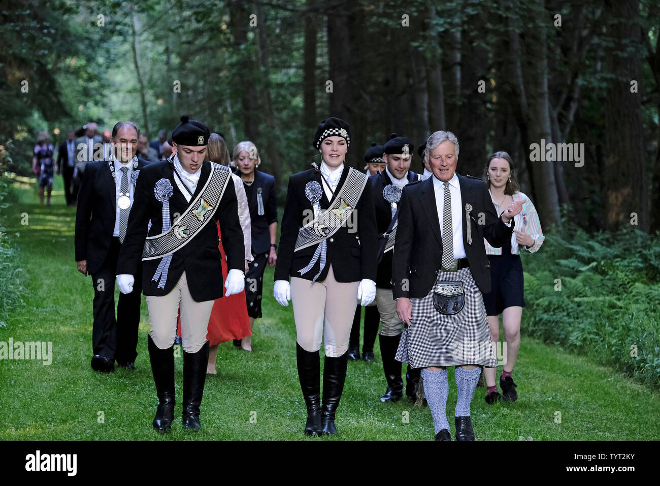 Galashiels, UK. 26. Juni 2019. Braw Jungs Sammeln, torwoodlee Torwoodlee Ride Out Die Braw Jungs Sammeln von Auftraggebern, Braw Kop Robbie Lowrie und Braw Lass Nicola Laing, James W Pringle, 14 und Gegenwart Laird von Torwoodlee & Buckholm begleiten und die OD- und Stein" aus dem Turm und Immobilien von torwoodlee. Bild: Rob Grau/Alamy leben Nachrichten Stockfoto