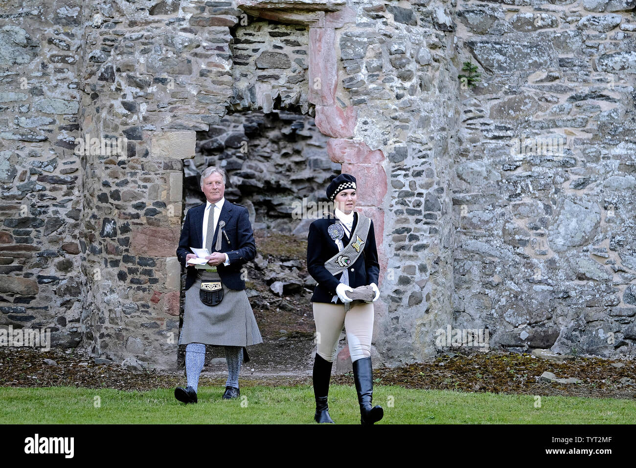 Galashiels, UK. 26. Juni 2019. Braw Jungs Sammeln, torwoodlee Torwoodlee Ride Out Die Braw Jungs Sammeln von Auftraggebern, Braw Kop Robbie Lowrie und Braw Lass Nicola Laing, James W Pringle, 14 und Gegenwart Laird von Torwoodlee & Buckholm begleiten und die OD- und Stein" aus dem Turm und Immobilien von torwoodlee. Bild: Rob Grau/Alamy leben Nachrichten Stockfoto