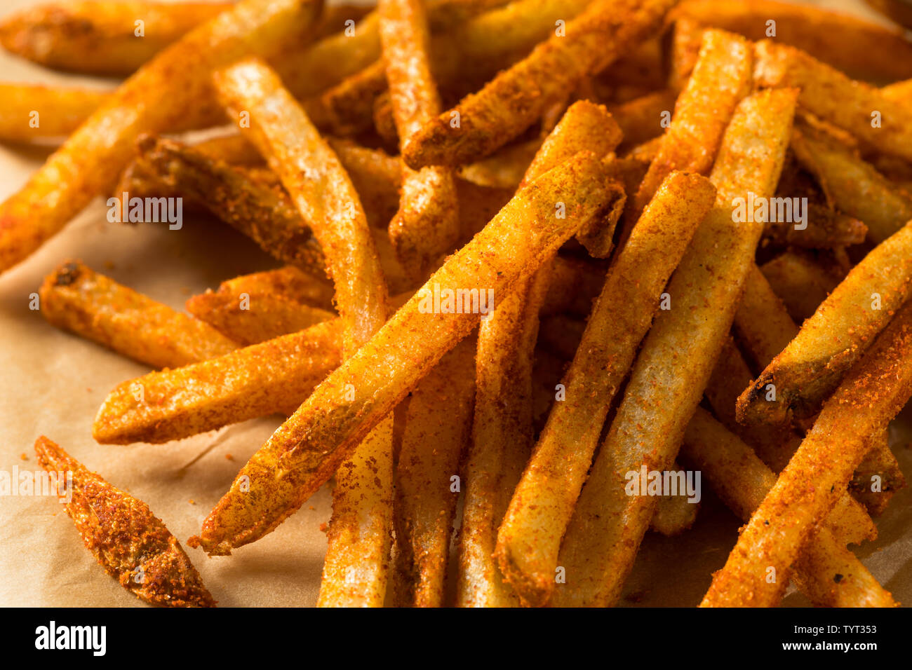 Hausgemachte Pommes Frites würzige Mexikanische Nachos mit Käsesoße Stockfoto