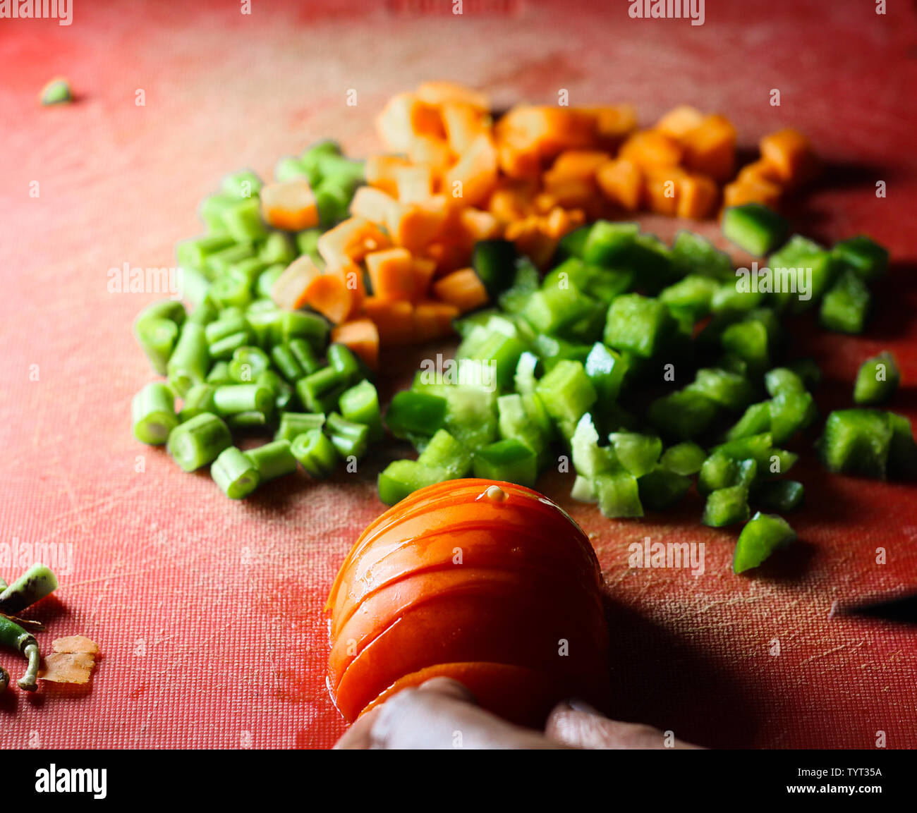 Paprika Und Karotten In Kleine Stucke Schneiden Fein Gehackt Gemuse Auf Einem Schneidebrett Stockfotografie Alamy