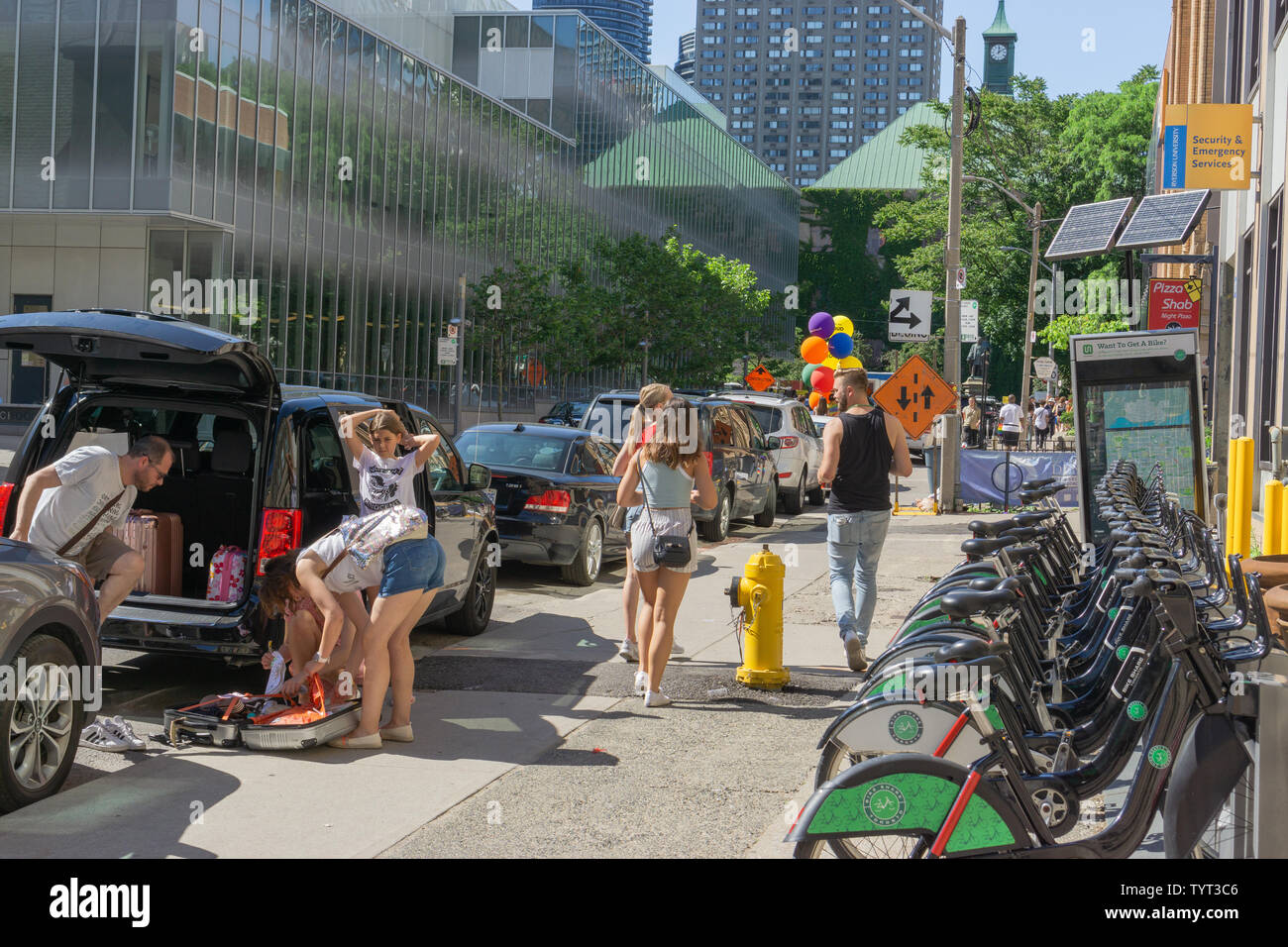 Stolz Teilnehmer von riesigen Menschenmengen sporting Regenbogen Farben Downtown Toronto lebendige und schöne erinnert mich daran, wie glücklich wir sind hier getrennt. Stockfoto