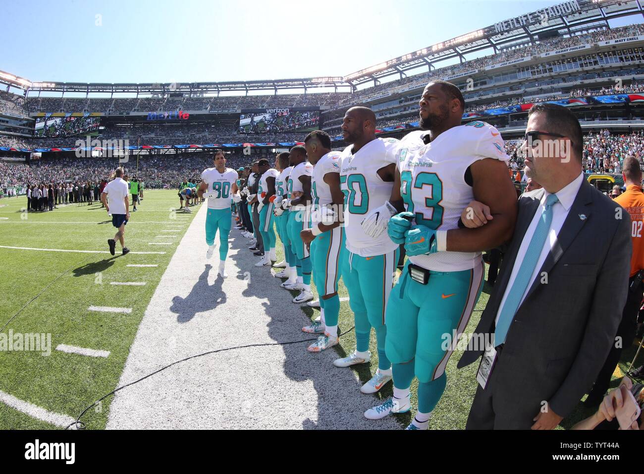 Miami Dolphins die Arme während der vorstellungsrunde vor dem Spielen die New York Jets an MetLife Stadium in East Rutherford, New Jersey am 24. September 2017. UPI Stockfoto