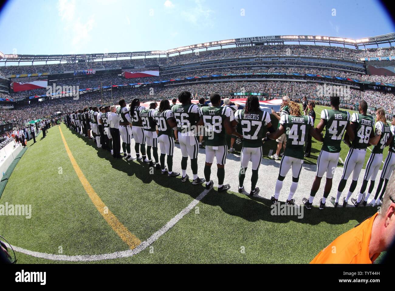 New York Jets stehen an der Seitenlinie während der Nationalhymne vor dem Spielen die Miami Dolphins an MetLife Stadium in East Rutherford, New Jersey am 24. September 2017. UPI Stockfoto