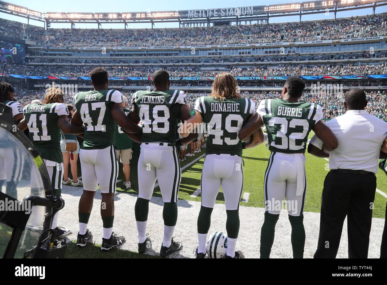 New York Jets die Arme während der Nationalhymne vor dem Spielen die Miami Dolphins an MetLife Stadium in East Rutherford, New Jersey am 24. September 2017. UPI Stockfoto