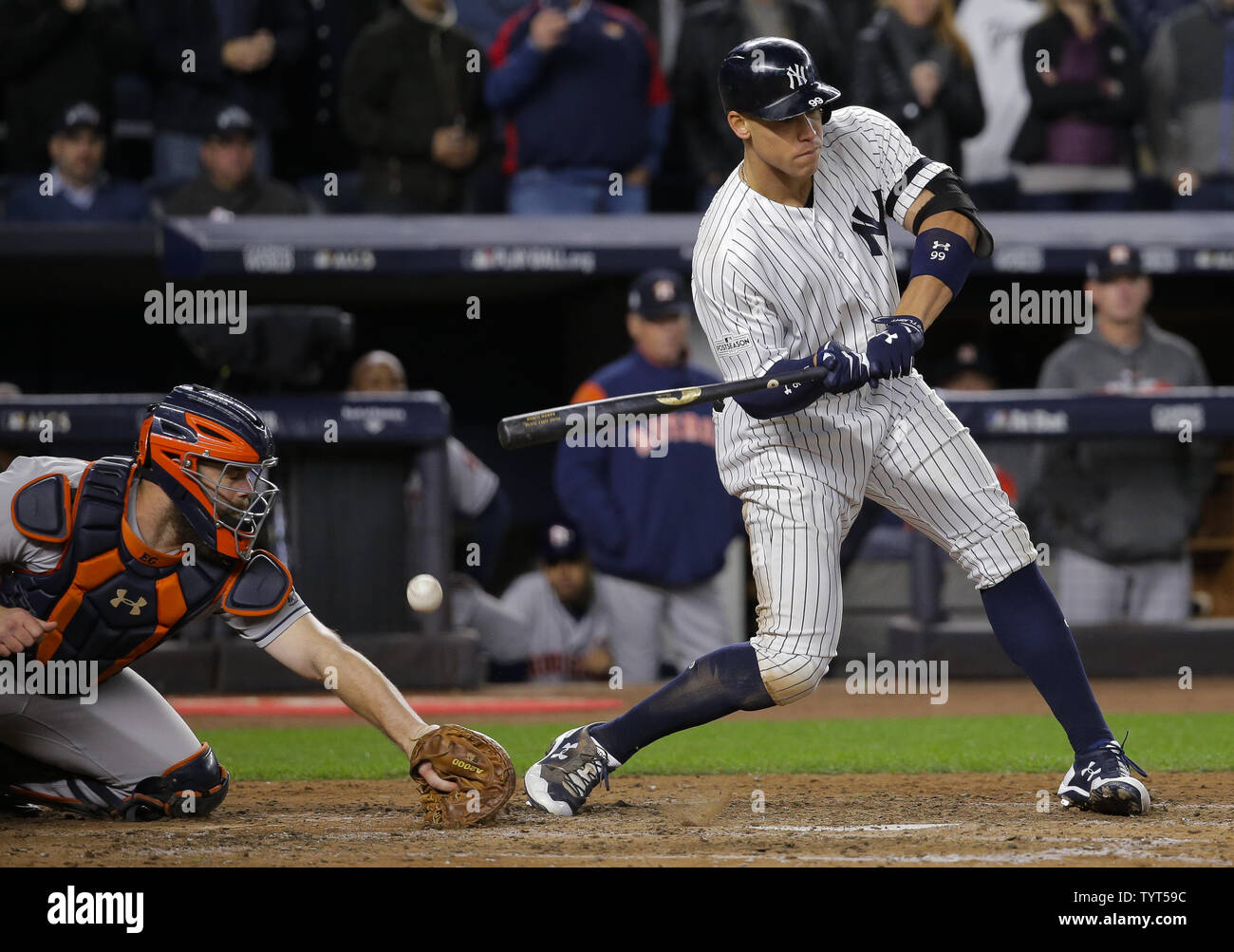 Houston Astros catcher Evan Gattis nicht eine Kugel zu New York Yankees Teig Aaron Richter fangen und weg erhält Yankes runner Todd Frazier zu punkten im vierten Inning in Spiel 3 der 2017 MLB Playoffs American League Championship Series im Yankee Stadium in New York City ermöglichen am 16. Oktober 2017. Foto von Ray Stubblebine/UPI Stockfoto