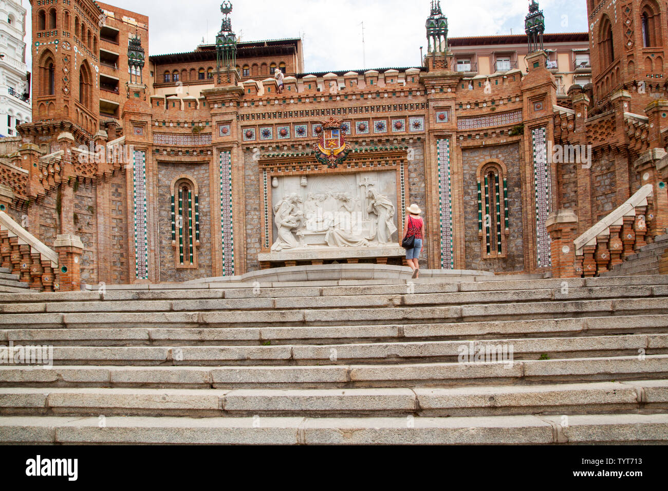 Frau, die zu Fuss La Escalinata Schritte in der spanischen Stadt Teruel Spanien Stockfoto