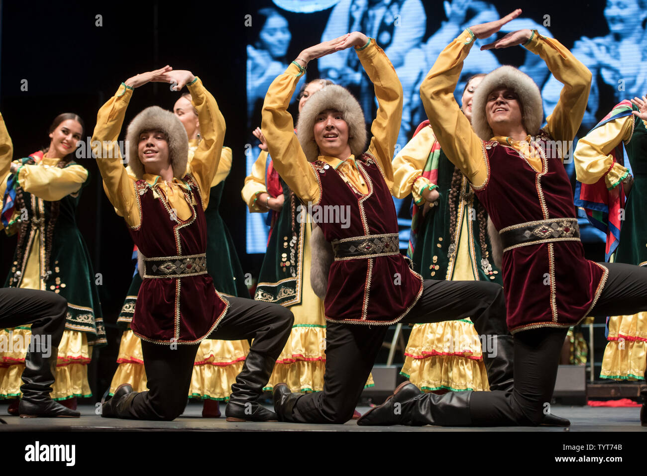 Mitglieder von Tanz und Gesang ensemble Aytugan, Ufa von Republik Baschkortostan während der Eröffnungsfeier der Folkart Dance Festival. folkart ist der größte slowenische Folklore fest, das die prominentesten Folkloregruppen aus Europa und anderen Kontinenten hosts, jedes Jahr im Juni. Letztes Jahr gekennzeichnet von 30 aufeinanderfolgenden Jahren seiner Existenz. Stockfoto