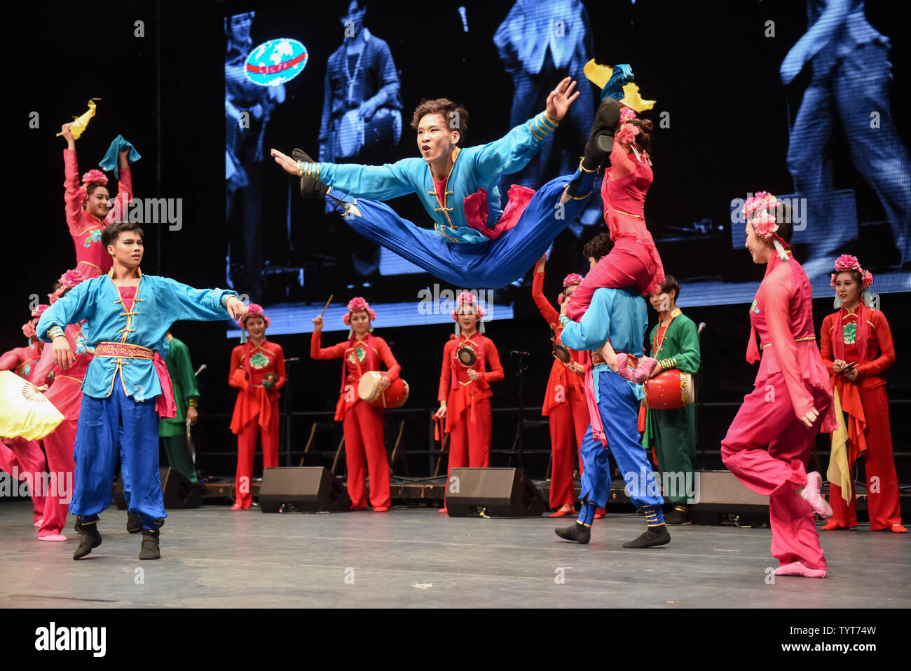 Mitglieder der akademischen Gruppe von Beijing Dance Academy aus China während der Eröffnungsfeier der Folkart Dance Festival. folkart ist der größte slowenische Folklore fest, das die prominentesten Folkloregruppen aus Europa und anderen Kontinenten hosts, jedes Jahr im Juni. Letztes Jahr gekennzeichnet von 30 aufeinanderfolgenden Jahren seiner Existenz. Stockfoto