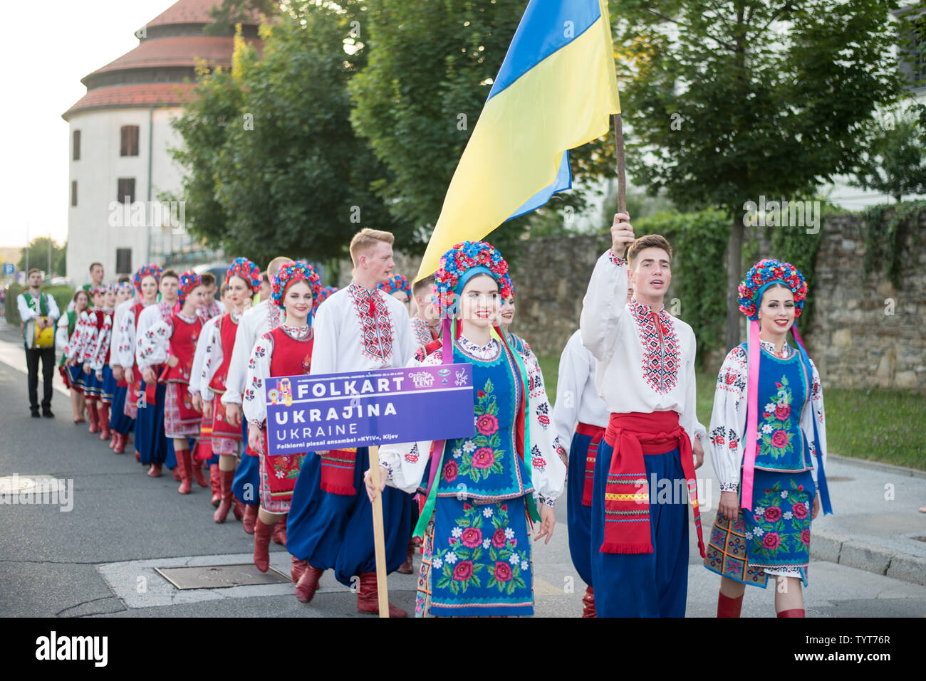 Mitglieder der Folklore Ensemble Kiew aus der Ukraine werden während der Eröffnungsfeier der Folkart Dance Festival gesehen. folkart ist der größte slowenische Folklore fest, das die prominentesten Folkloregruppen aus Europa und anderen Kontinenten hosts, jedes Jahr im Juni. Letztes Jahr gekennzeichnet von 30 aufeinanderfolgenden Jahren seiner Existenz. Stockfoto