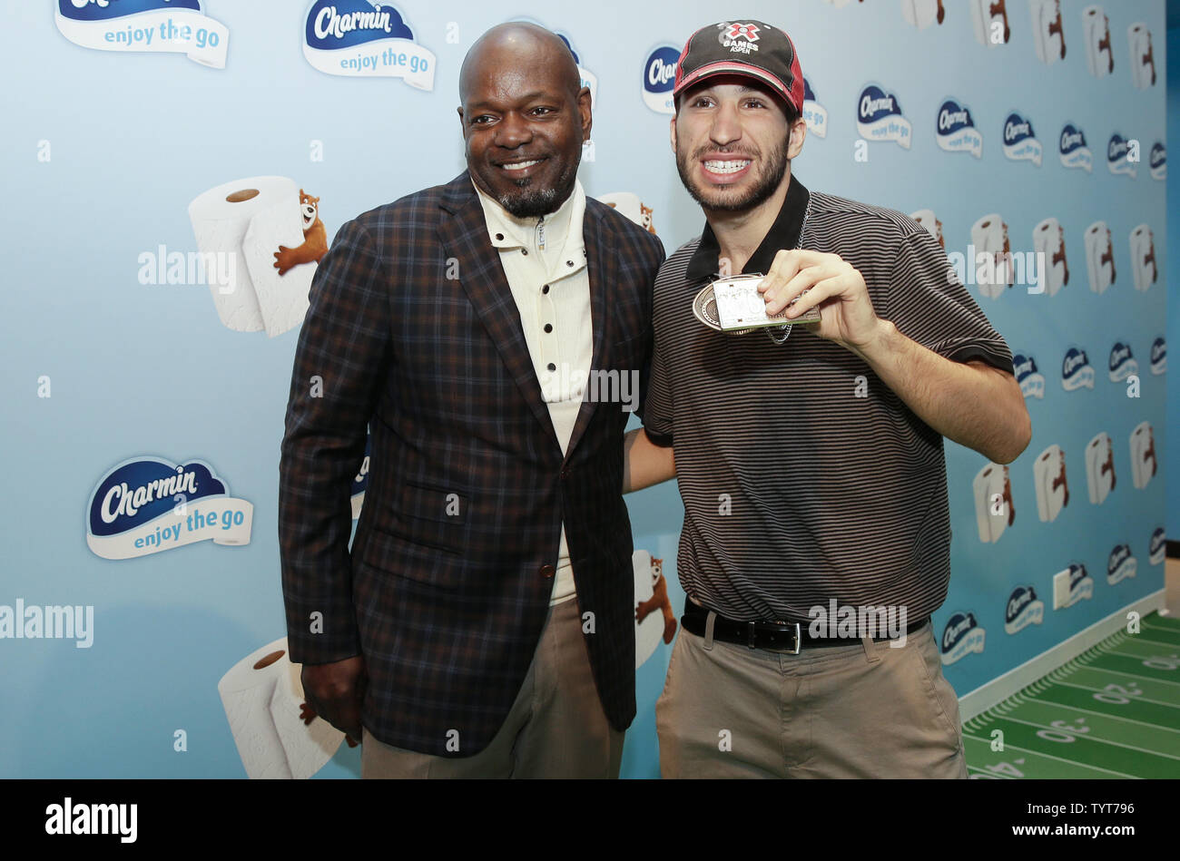 Pro Football Hall of Famer Emmitt Smith und Zach Elder stehen zusammen an einem charmin Restroom, die der Öffentlichkeit im Times Square in New York City am 12. Dezember 2017 offen ist. Pro Football Hall of Famer Emmitt Smith hosts Erste WC-Schüssel Ereignis und spendet 10.000 $ von Special Olympics. Vorsitzender Toiletten sind kostenlos und verfügen über 14 individuell eingerichtet und gestaltet und private Ställe. Foto von John angelillo/UPI Stockfoto