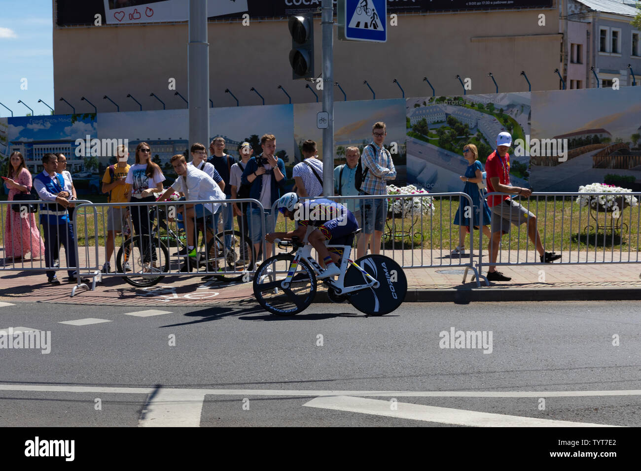 MINSK, Weißrussland - 25. JUNI 2019: Radfahrer aus Rumänien beteiligt sich an Männer Split Beginnen einzelne Rennen an der 2. europäischen Spiele Veranstaltung Juni 25, 2019 in Stockfoto