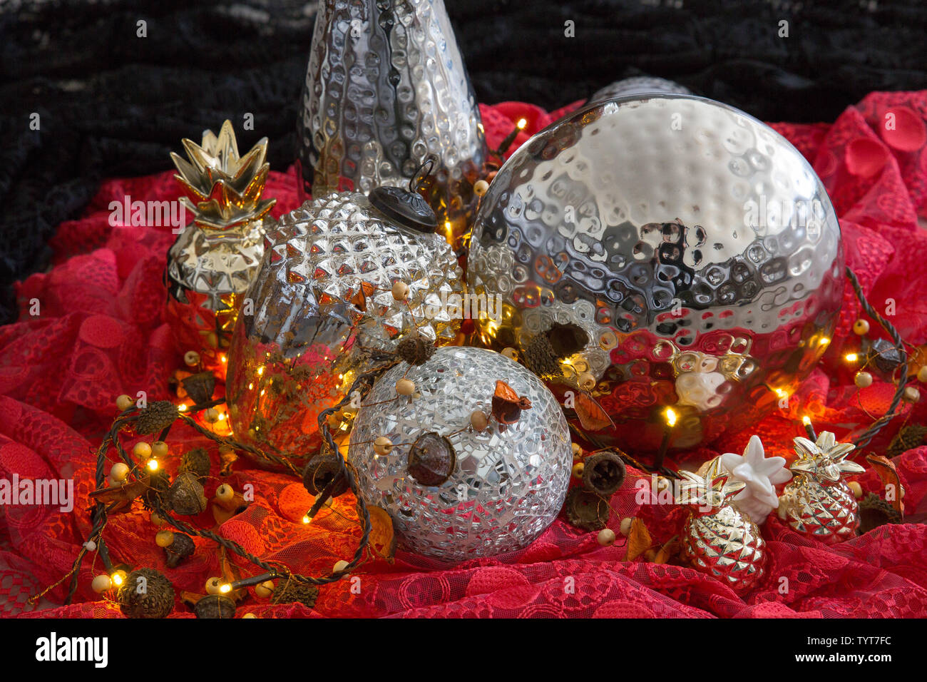 Dekoration auf roten und schwarzen Schicht Stockfoto