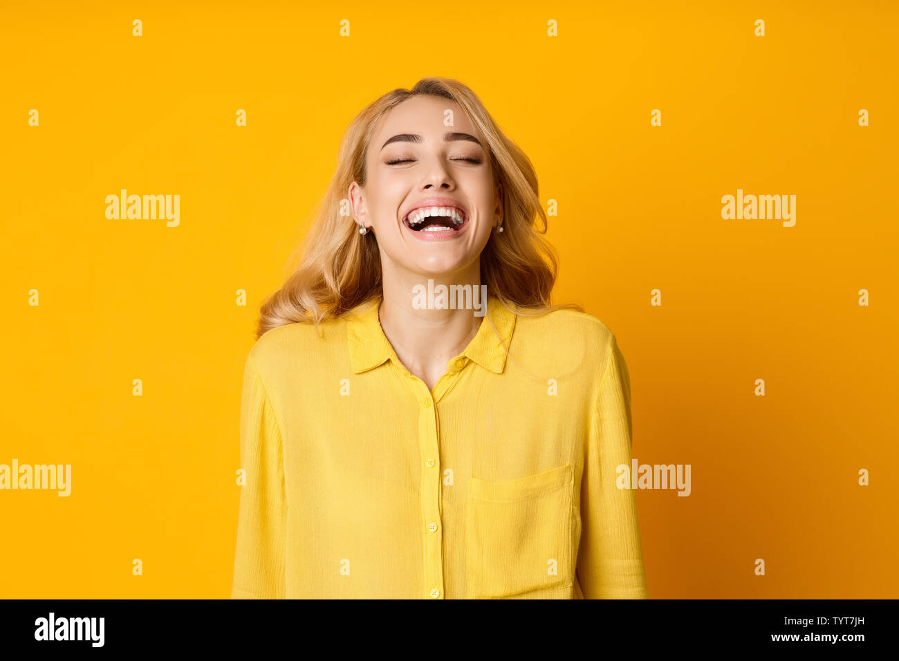 Frau Laughing Out Loud, Hören lustiger Witz Stockfoto