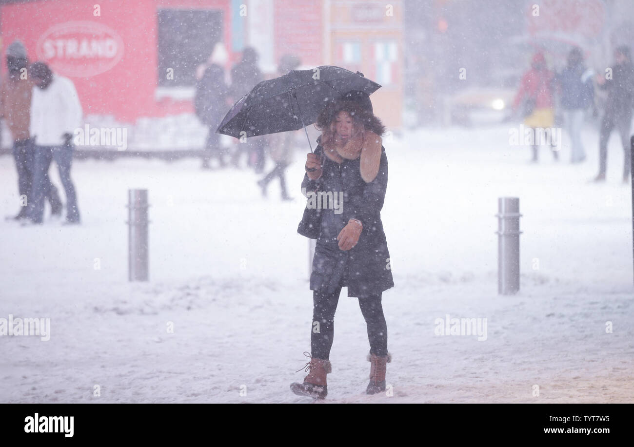 Fußgänger, bei kaltem Wetter laufen in Times Square in Temperaturen unter dem Gefrierpunkt in New York City am 4. Januar 2018 gebündelt. Ein massiver Wintersturm als 'Bombe Zyklon' ist der Nordosten heute schlagen, die Bereiche im Schnee bedeckt und im Kampf gegen die rauen Winde und die Temps so niedrig wie 4 Grad. Foto von John angelillo/UPI Stockfoto