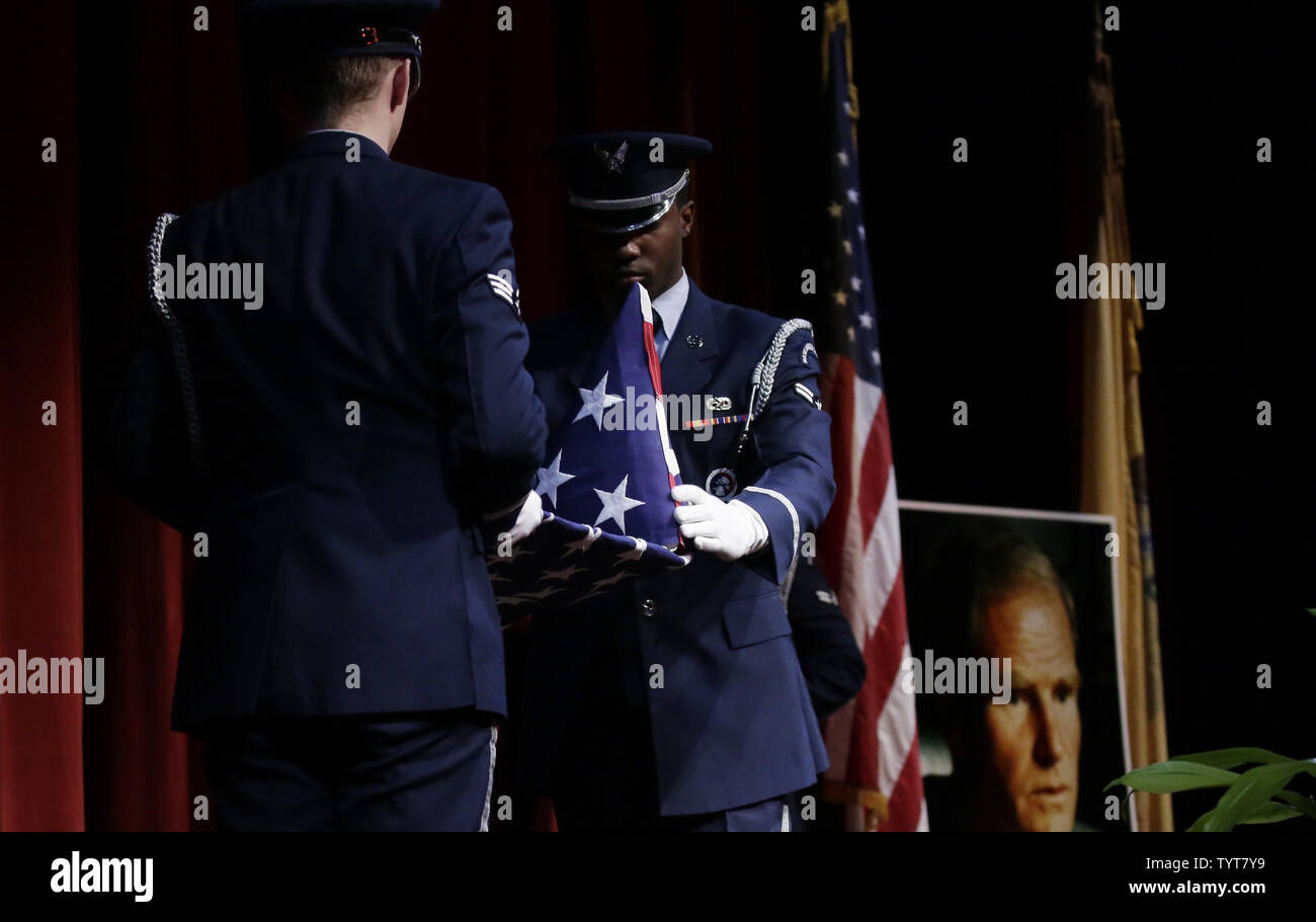 Männer in Uniform Falten eine amerikanische Flagge mit einer Trauerfeier für reg. Brendan Byrne, der am Donnerstag im Alter von 93 Jahren starb in der Papierfabrik an der Papierfabrik Playhouse Playhouse in Milburn, NJ am 8. Januar 2018. Reg. Chris Christie lieferte die Laudatio für Byrne, der er einen Mentor und Freund genannt. Gouverneur Byrne diente als Rechtsbeistand der Gouverneur Meyner, Stellvertretender Generalstaatsanwalt, Essex County Superior Court Staatsanwalt, Richter und zwei langfristige Gouverneur von New Jersey. Foto von John angelillo/UPI Stockfoto