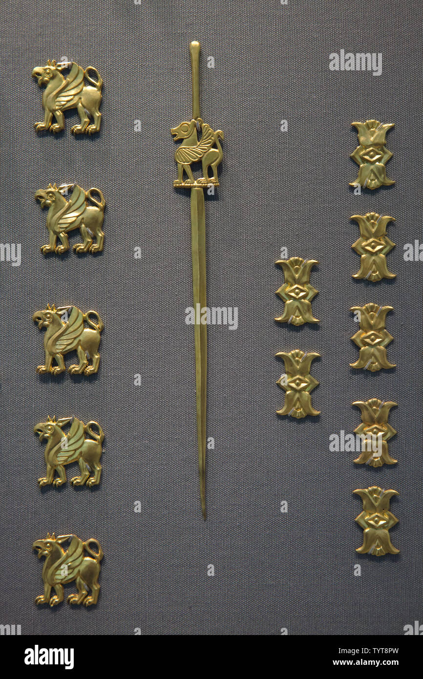 Skythische goldenen Nadel und Plaketten der Kleidung aus maikop Schatz auf dem Display im Alten Museum in Berlin, Deutschland zu verzieren. Die maikop Schatz vom Um 450 v. Chr. wurde 1913 in der Kuban-region, Russland gefunden. Stockfoto