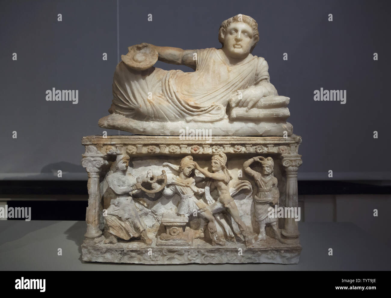 Liegenden Mann mit Omphalos Schüssel. Etruskische alabaster cinerary Urne mit einem Deckel aus dem Grab des Calisna Sepu Familie aus ca. 150 v. Chr. datiert in Malacena (Monteriggioni) gefunden, nun im Alten Museum in Berlin, Deutschland. Der Tod des Myrtilos ist im Relief unten dargestellt. Stockfoto