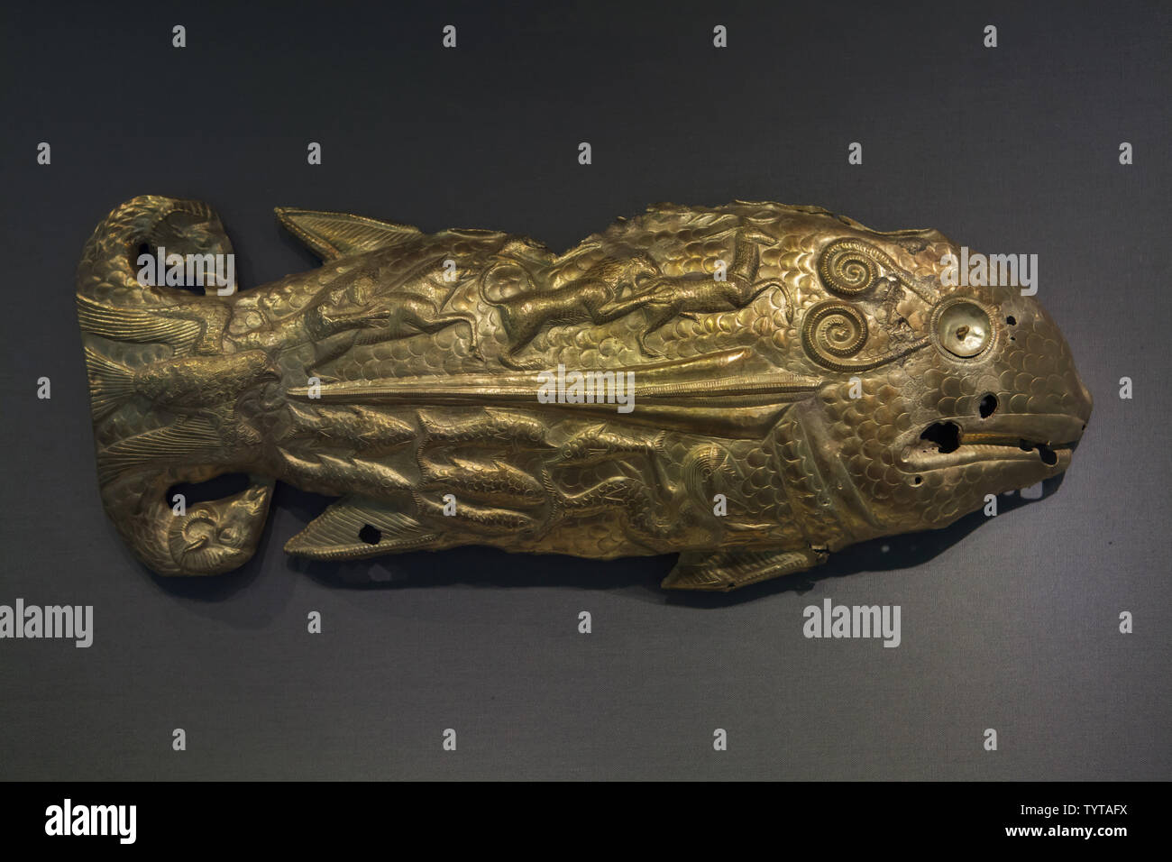 Skythische goldener Fisch aus dem vettersfelde Schatz (Witaszkowo Schatz) auf der Anzeige im Alten Museum in Berlin, Deutschland. Die vettersfelde Schatz vom Um 500 v. Chr. wurde 1882 in der Nähe von Vettersfelde gefunden, jetzt Witaszkowo, Polen. Stockfoto