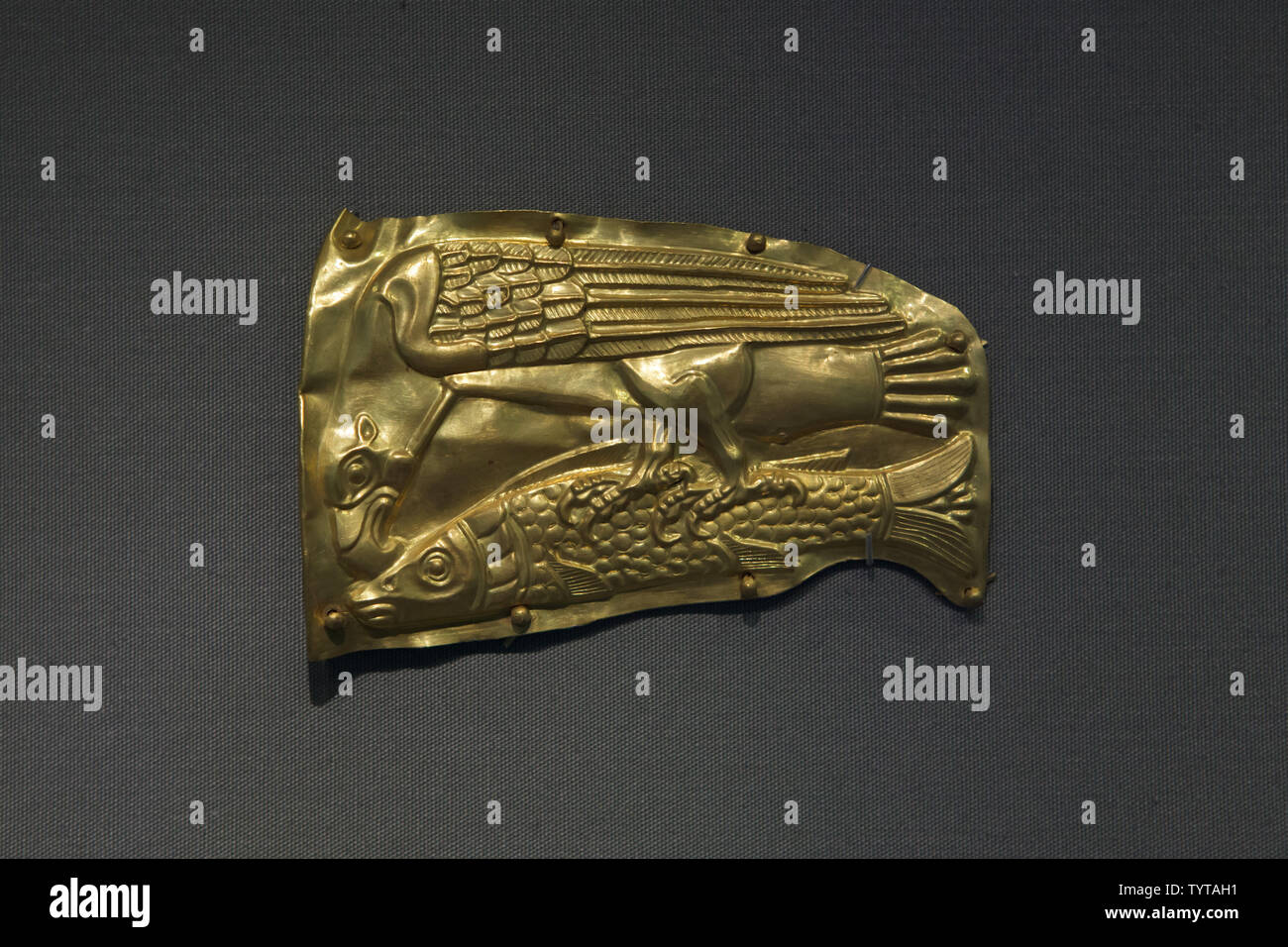 Skythische goldene Folie mit Angeln Sea Eagle von Maikop Schatz auf dem Display im Alten Museum in Berlin, Deutschland. Die maikop Schatz vom Um 450 v. Chr. wurde 1913 in der Kuban-region, Russland gefunden. Stockfoto