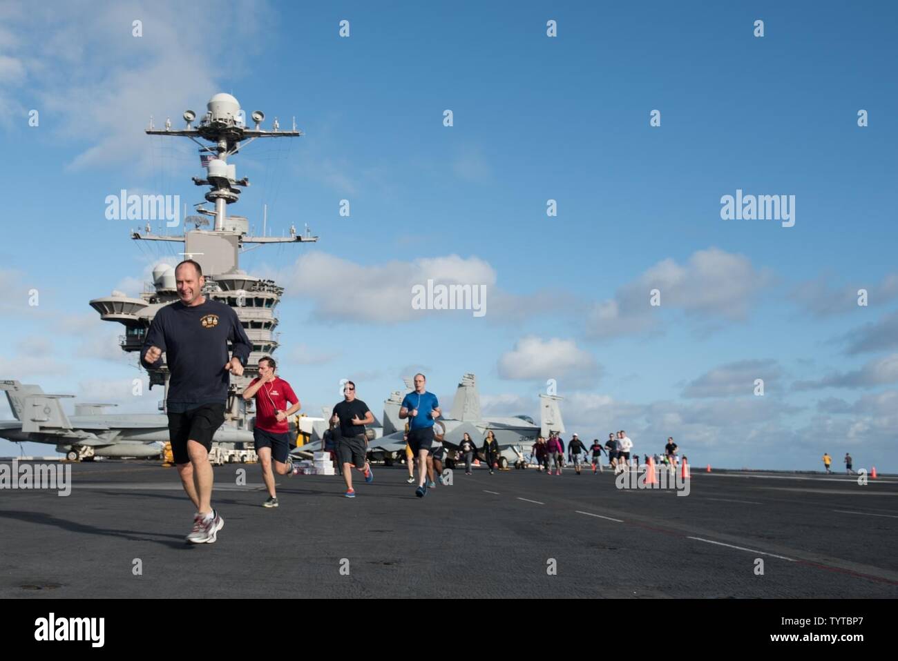 Pazifik (Nov. 27, 2016) Segler einen 5k' Türkei Trab' von Moral, Wohlfahrt und Erholung auf USS John C Stennis" (CVN 74) Flight Deck gefördert. John C Stennis ist unterwegs Routine Training zu leiten und in nationalen Pearl Harbor Erinnerung Tag der Ereignisse in Hawaii teilnehmen. Stockfoto