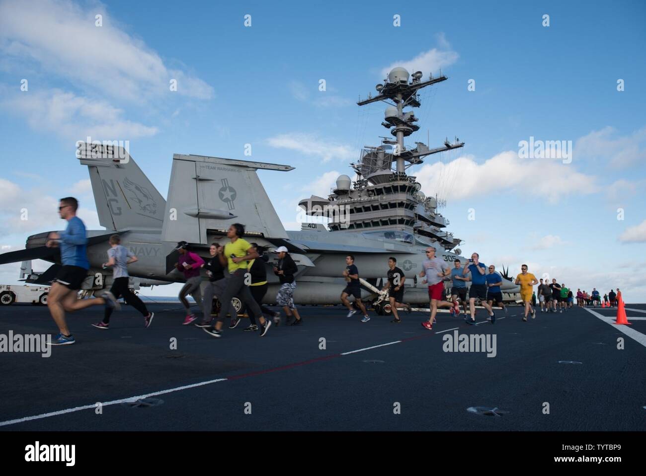 Pazifik (Nov. 27, 2016) Segler einen 5k' Türkei Trab' von Moral, Wohlfahrt und Erholung auf USS John C Stennis" (CVN 74) Flight Deck gefördert. John C Stennis ist unterwegs Routine Training zu leiten und in nationalen Pearl Harbor Erinnerung Tag der Ereignisse in Hawaii teilnehmen. Stockfoto