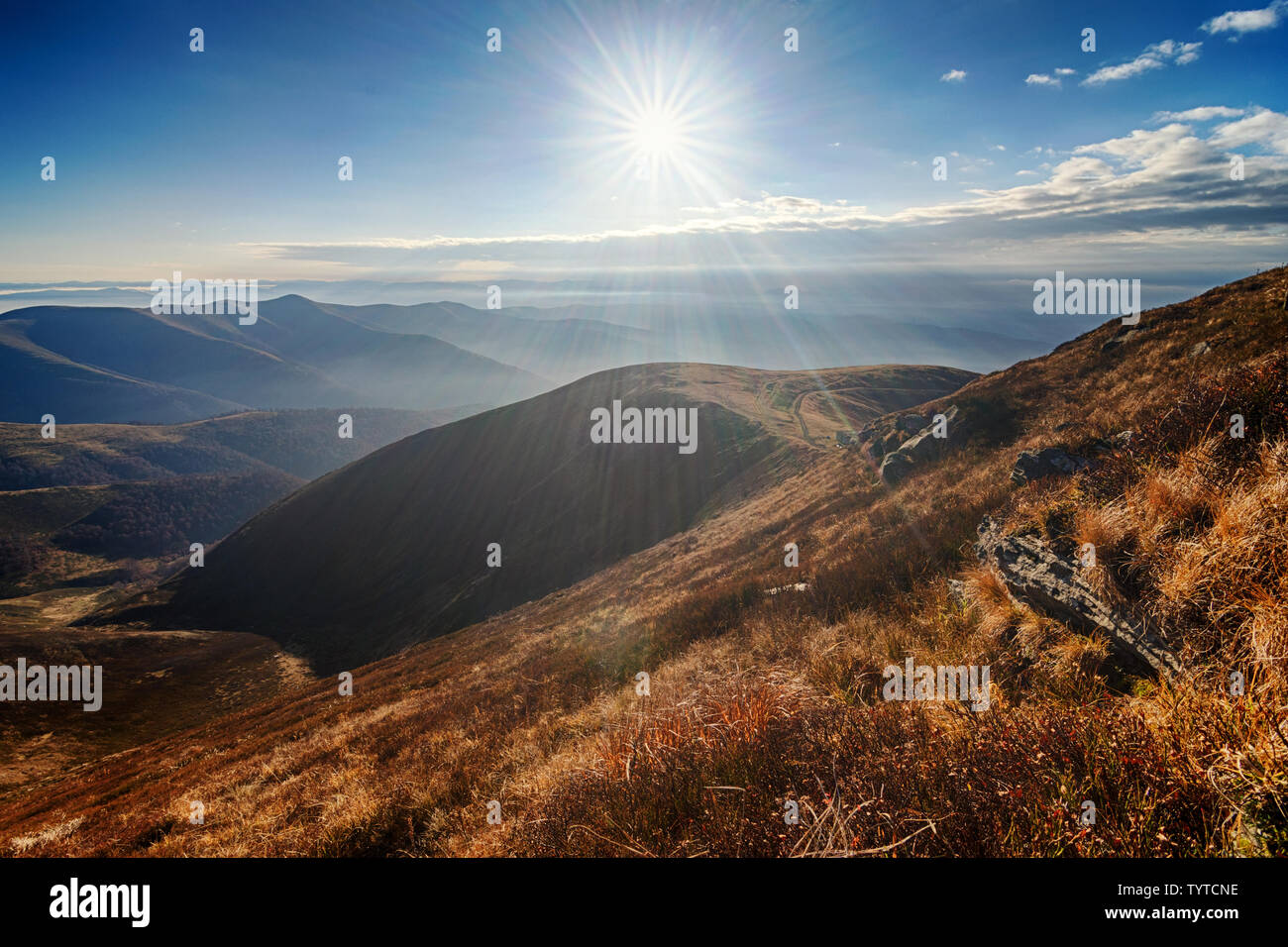 Lebendige sunrise hoch in die Berge. Wunderschöne alpine Landschaft Stockfoto