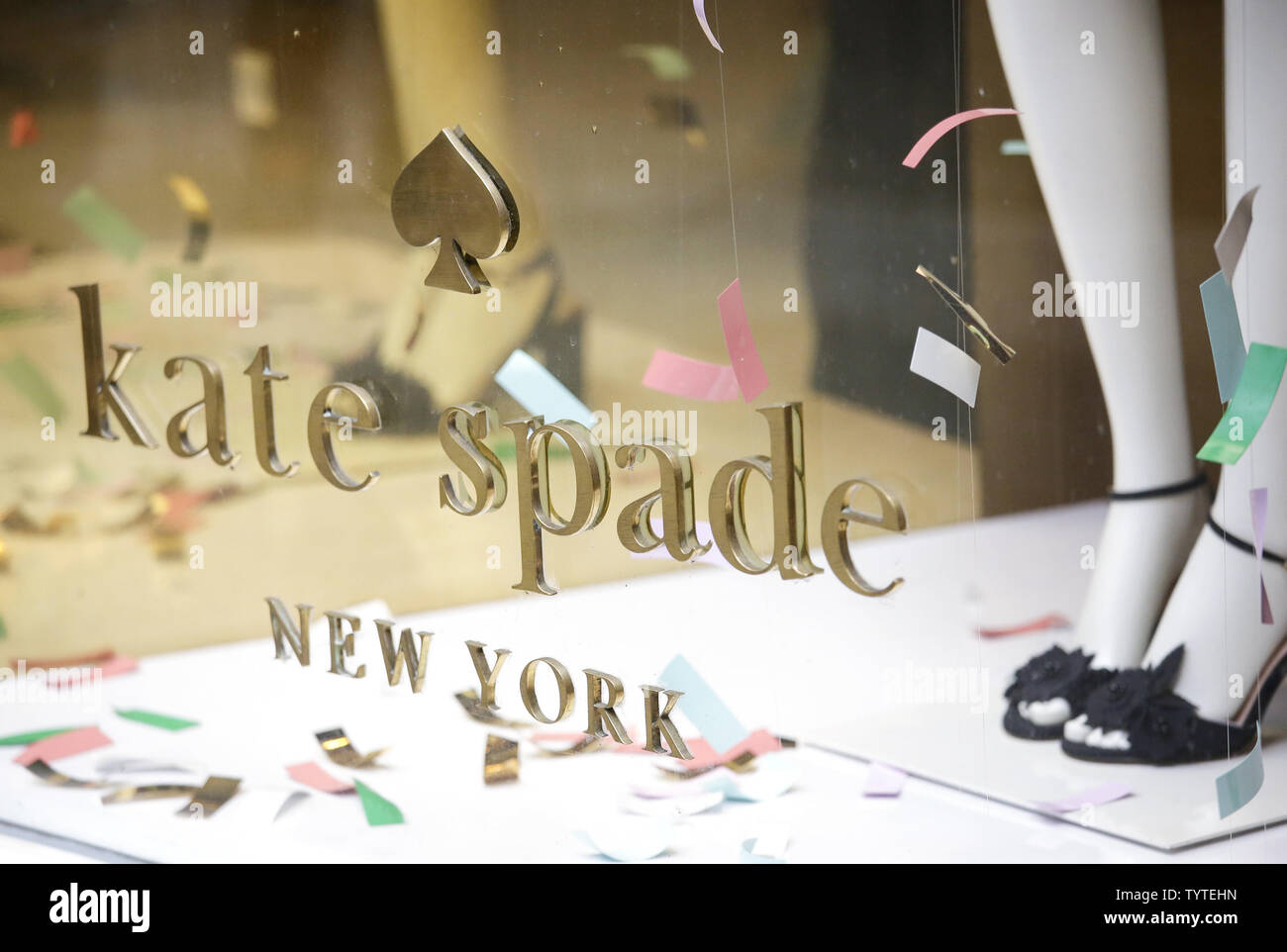 Kate Spade Marke Schuhe sind auf Anzeige in einem Fenster um eine Kate Spade Manhattan Store am 5. Juni 2018 in New York City. Mode Symbol Kate Spade war tot aus einem offensichtlichen Selbstmord in Manhattan ihr Zuhause gefunden. Kate Spade war gut als Designer von Kleidung, Schuhe und Schmuck bekannt, wurde aber am besten für Ihr Zubehör bekannt. Sie co-Kate Spade Handtaschen gegründet 1993 mit Ehemann Andy Spaten. Sie war 55 Jahre alt. Foto von John angelillo/UPI Stockfoto