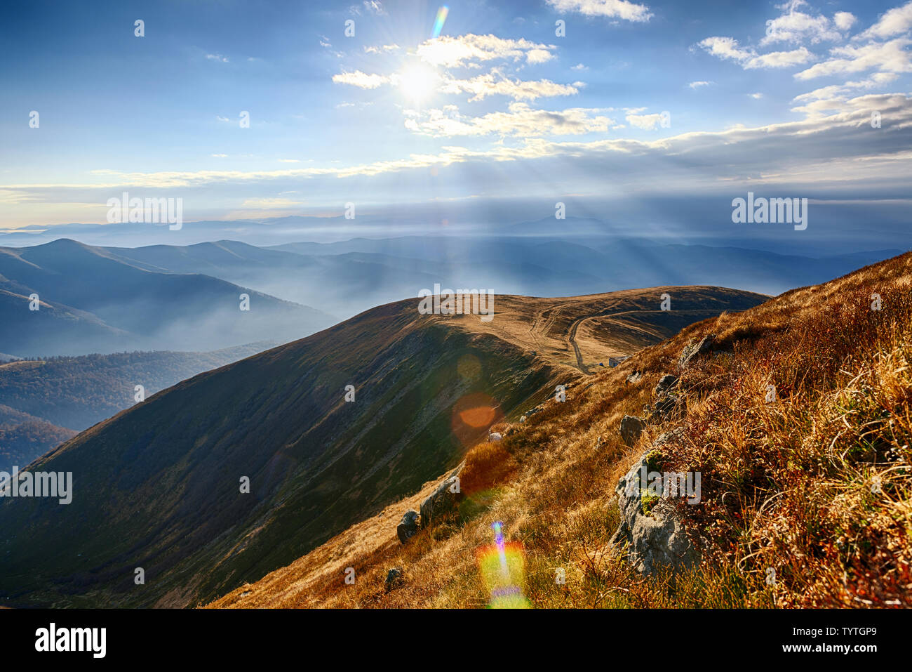 Sonne in den Highlands. Bunter Herbst alpine Landschaft Stockfoto