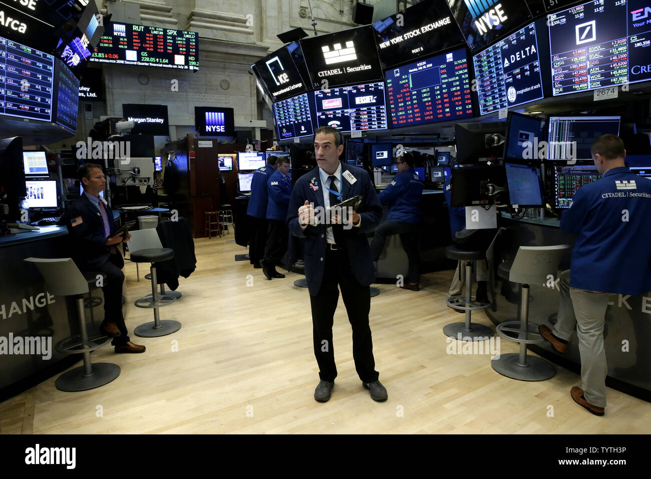 Händler arbeiten auf dem Boden der NYSE an der öffnung Glocke an der New Yorker Börse an der Wall Street in New York City am 16. Juli 2018. Us-Aktien begann der Handel flach auf den Tag, wo Präsident Donald Trump und Wladimir Putin geplant sind folgende ihre One-on-one Meeting in Helsinki, Finnland, eine gemeinsame Pressekonferenz ab Montag zu halten. Foto von John angelillo/UPI Stockfoto