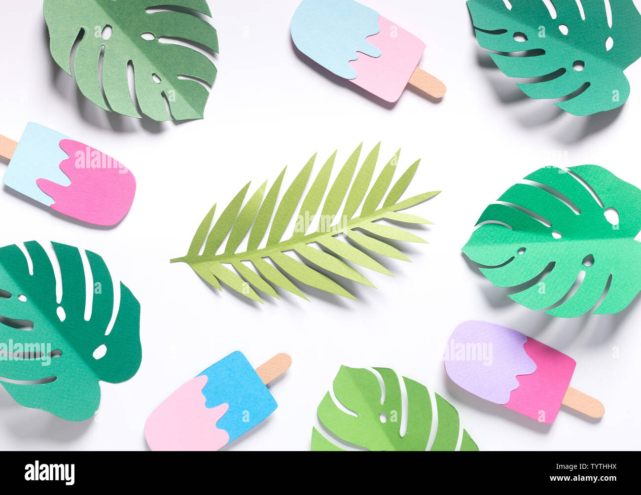Sommer Tapete mit monstera Blätter und Eis auf Weiß Stockfoto