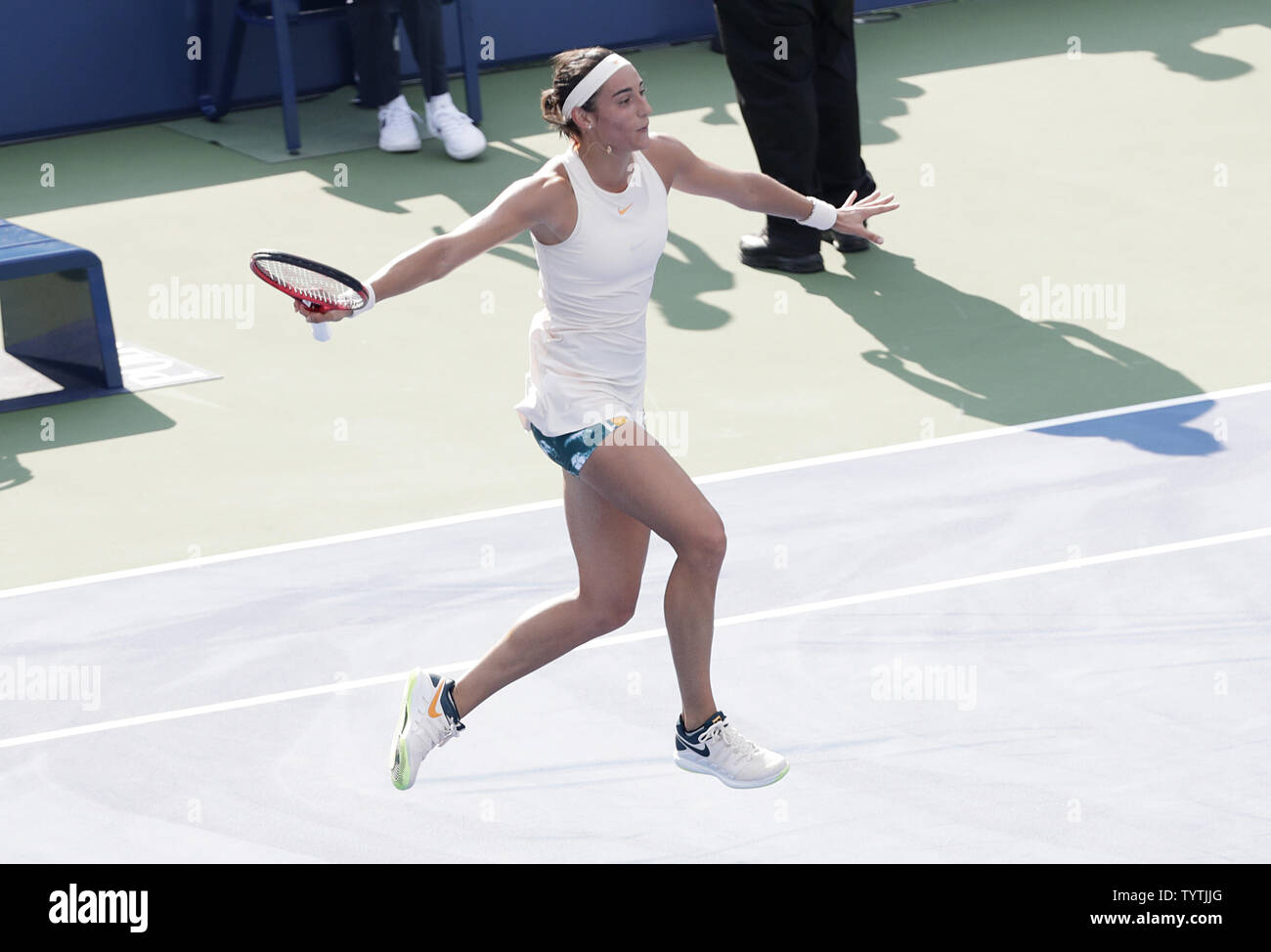 Caroline Garcia von Frankreich Sprünge in die Luft nach dem Match Point in ihrem ersten runden gerade Sätze Sieg über spielen Johanna Konta des Vereinigten Königreichs in der haupttribüne an der 2018 US Open Tennis Championships am USTA Billie Jean King National Tennis Center in New York City am 28. August 2018. Foto von John angelillo/UPI Stockfoto