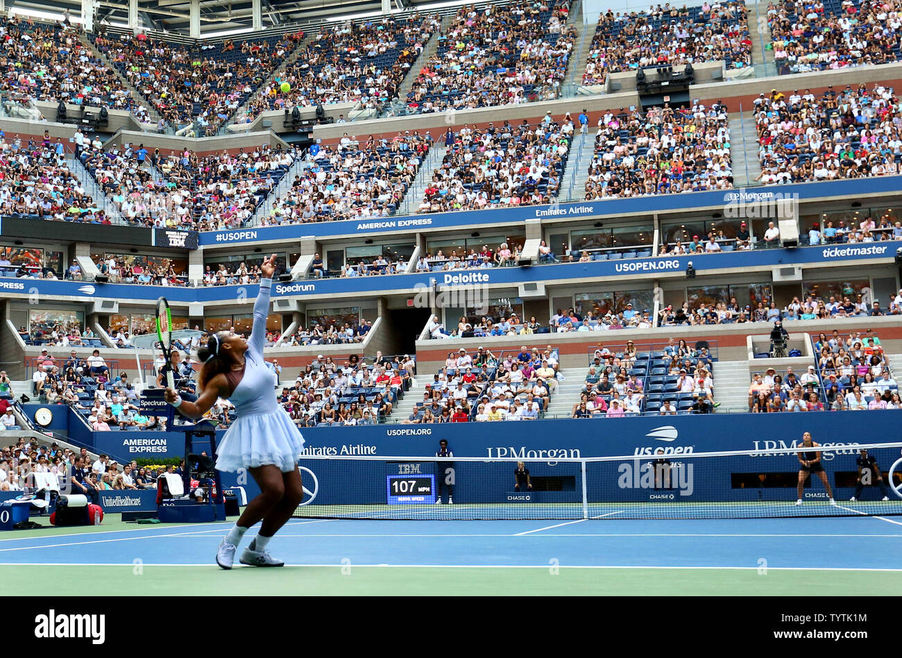 Serena Williams aus den USA dient der Kaia Kanepi Estlands im zweiten Satz Ihres vierten Runde in Arthur Ashe Stadium um die 2018 US Open Tennis Championships am USTA Billie Jean King National Tennis Center in New York City am 2. September 2018. Foto von Monika Graff/UPI Stockfoto