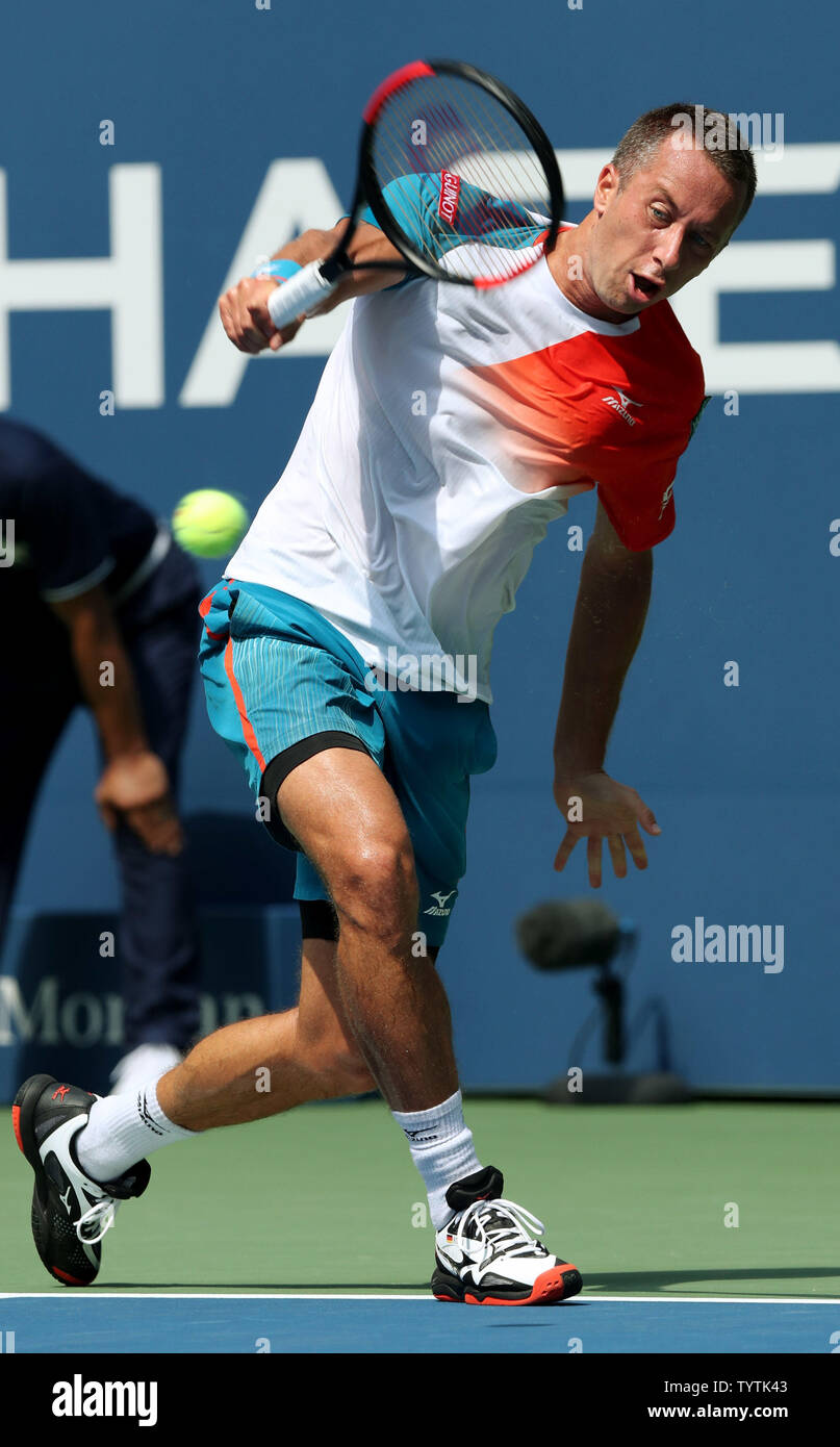 Philipp Kohlschreiber in Deutschland gibt, um den Ball zu Kei Nishikori von Japan im ersten Satz der vierten Runde in der Louis Armstrong Stadium um die 2018 US Open Tennis Championships am USTA Billie Jean King National Tennis Center in New York City am 3. September 2018. Nishikori gewann 6-3, 6-3, 7-5. Foto von Monika Graff/UPI Stockfoto