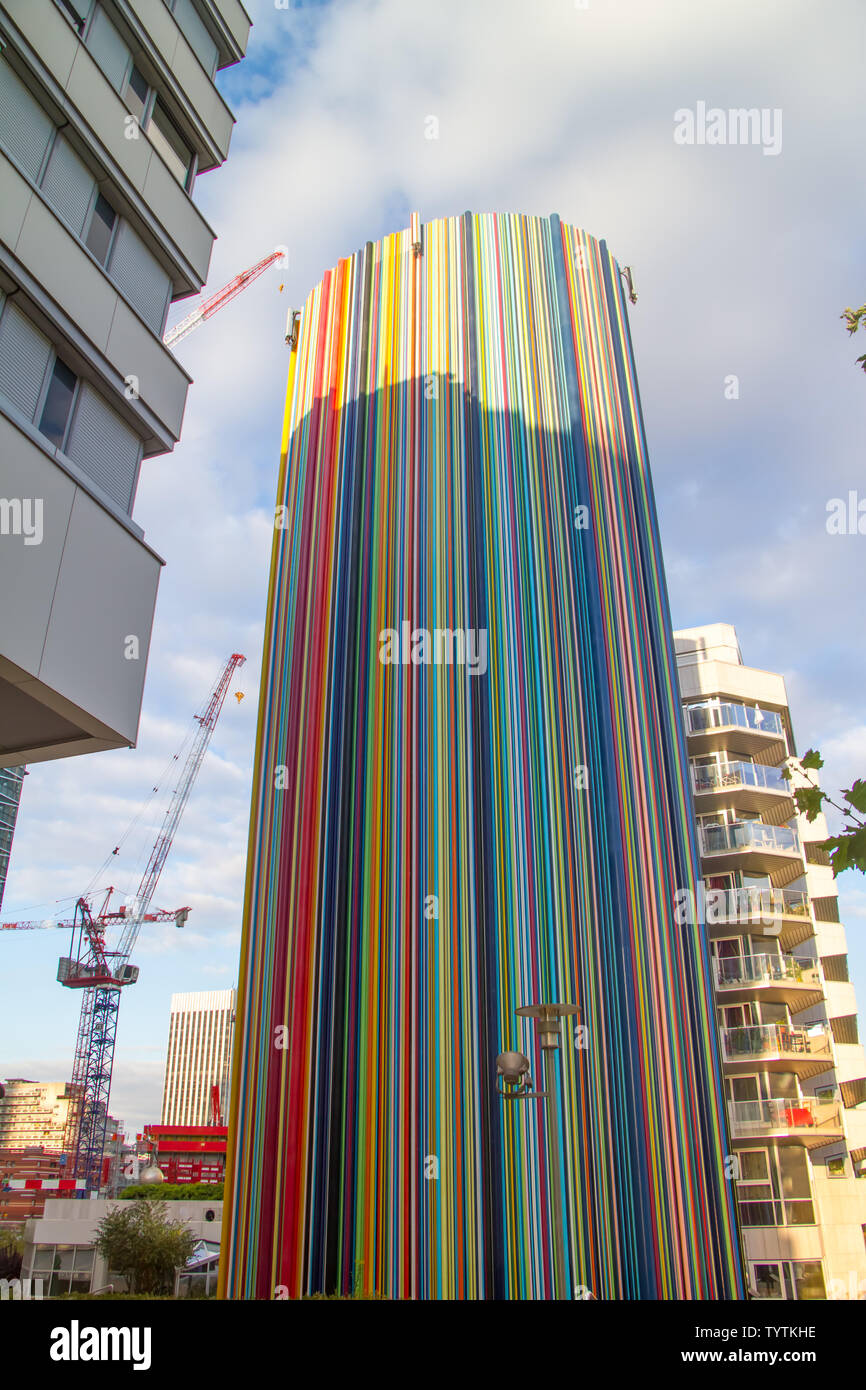 Paris, Frankreich, 10. Juli 2018: Art-Objekt und viele office Wolkenkratzer auf der Hauptstraße des Geschäftsviertels La Defense in Paris. Stockfoto