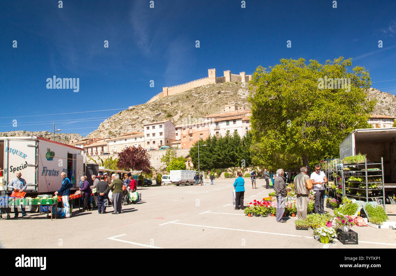 Menschen, Männer und Frauen shoppen und kaufen frische Produkte auf dem Markt in der mittelalterlichen spanischen Stadtmauer von Albarracin in der Montes Universales Stockfoto