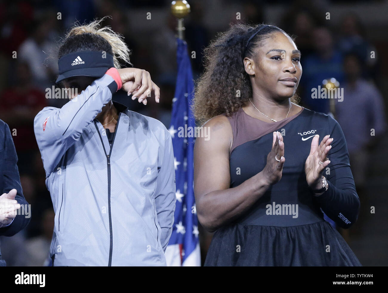 Serena Williams und Naomi Osaka in Japan zeigen Emotionen und Tränen während der Trophy Zeremonie im Finale der US Open Frauen in Arthur Ashe Stadium um die 2018 US Open Tennis Championships am USTA Billie Jean King National Tennis Center in New York City am 8. September 2018. Naomi Osaka besiegte Serena Williams und gewann 2018 die US Open in der ersten japanischen Frau in der Geschichte zu werden eine große Meisterschaft zu gewinnen. Foto von John angelillo/UPI Stockfoto